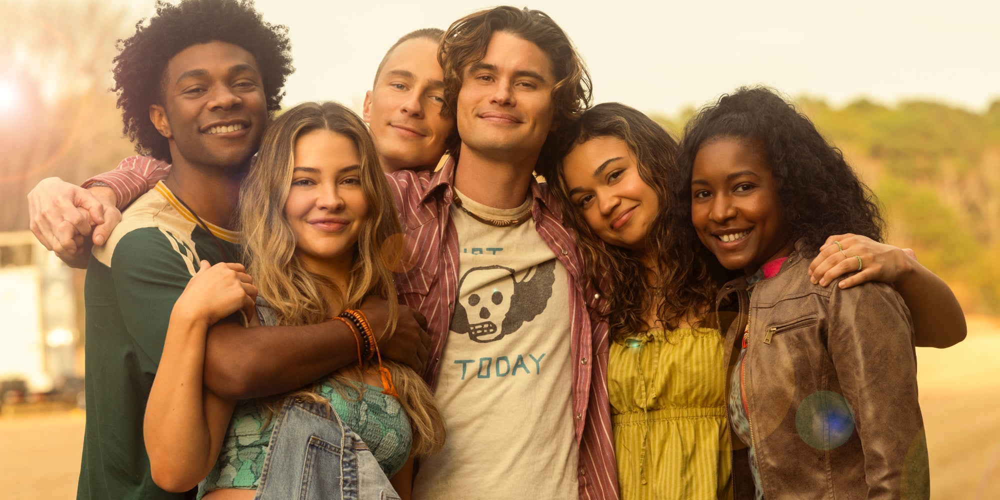 Jonathan Daviss, Madelyn Cline, Drew Starkey, Chase Stokes, Madison Bailey et Carlacia Grant dans la saison 5 d'Outer Banks
