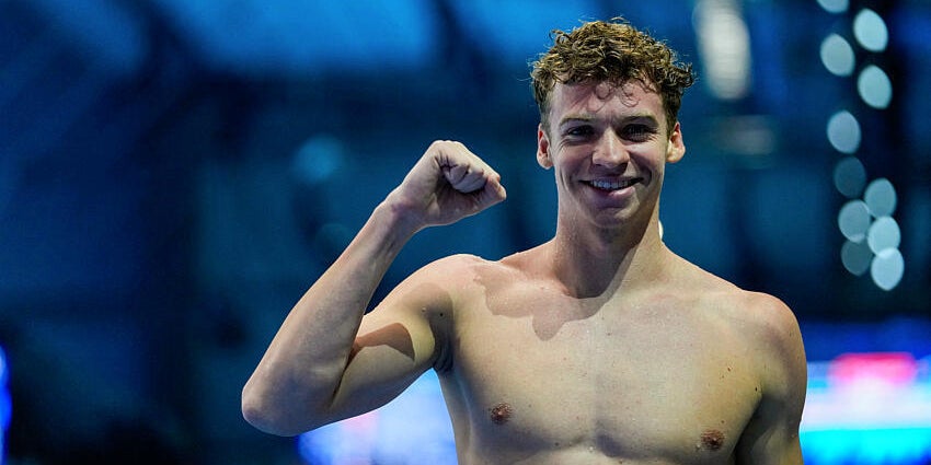 Le Français Léon Marchand bat le record du monde du 200 mètres quatre nages individuel masculin lors de la demi-finale des Championnats du monde de natation à Singapour, le 30 juillet 2025.