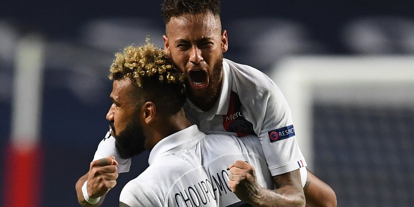 Neymar et Choupo-Moting à la fin du match PSG - Atalanta, en quart de finale de Ligue des Champions, joué à Lisbonne le 12 août 2020.