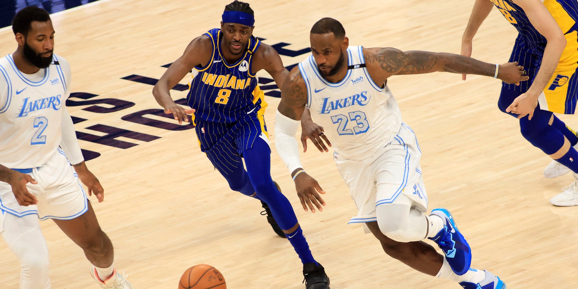 LeBron James des LA Lakers face à Justin Holiday des Indiana Pacers, lors d'une rencontre en saison régulière de NBA à Indianapolis, le 15 mai 2021.