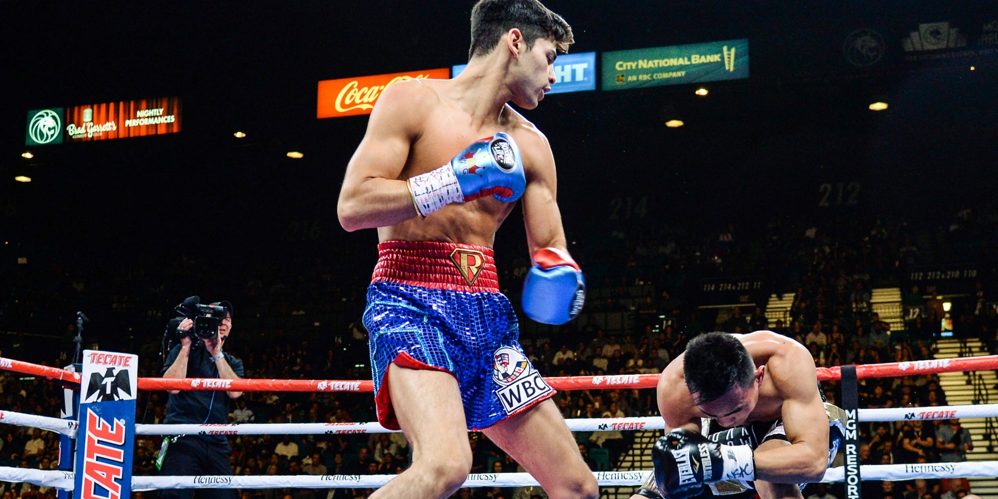 Ryan Garcia (gants bleus) lors de son combat face à Romero Duno, le 2 novembre 2019 à la MGM Grand Garden Arena (Las Vegas).