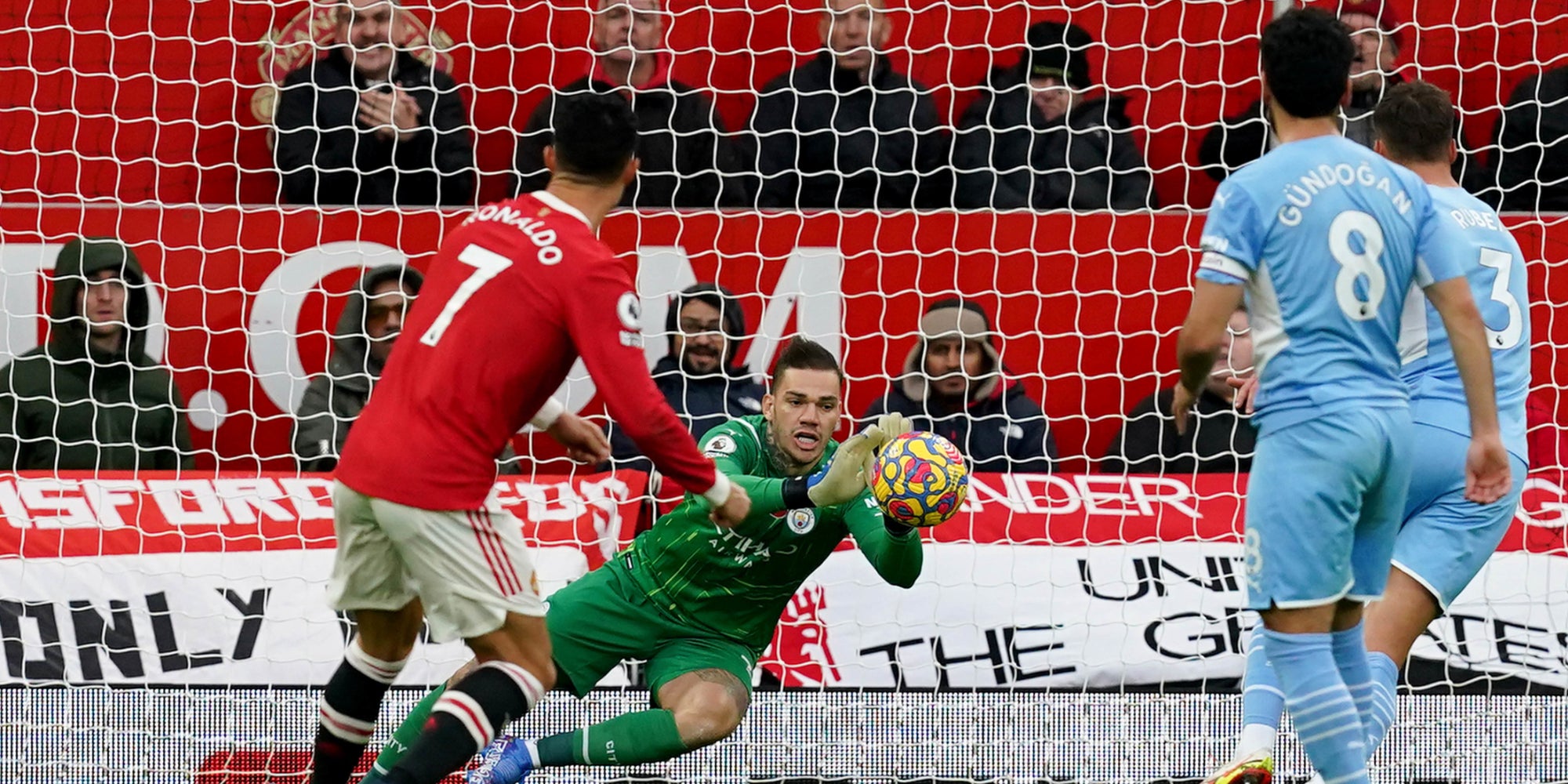 Les joueurs de Manchester United et Manchester City en action lors du match de Premier League du 6 novembre 2021 à Old Trafford, Manchester