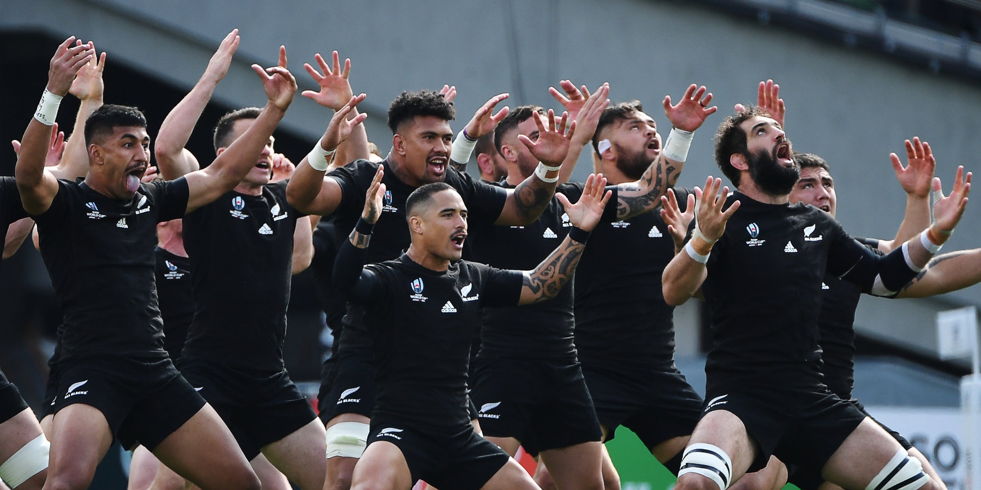 Les All Blacks en plein Haka avant leur match contre le Namibie le 6 octobre 2019 à Tokyo.