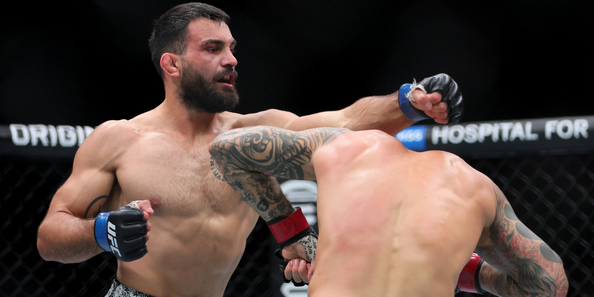 Benoît Saint Denis (gants bleus) lors de son combat face à Dustin Poirier, le 9 mars 2024 au Kayesa Center de Miami.