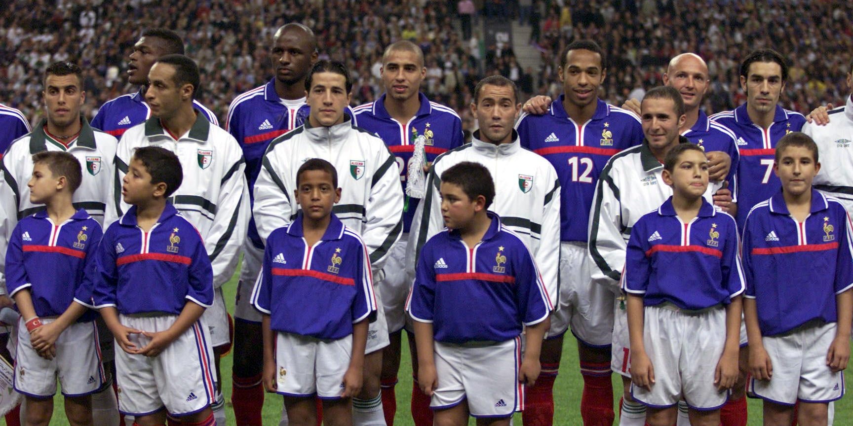 Les joueurs français et algériens avant le tristement fameux match du 6 octobre 2001, au Stade de France.