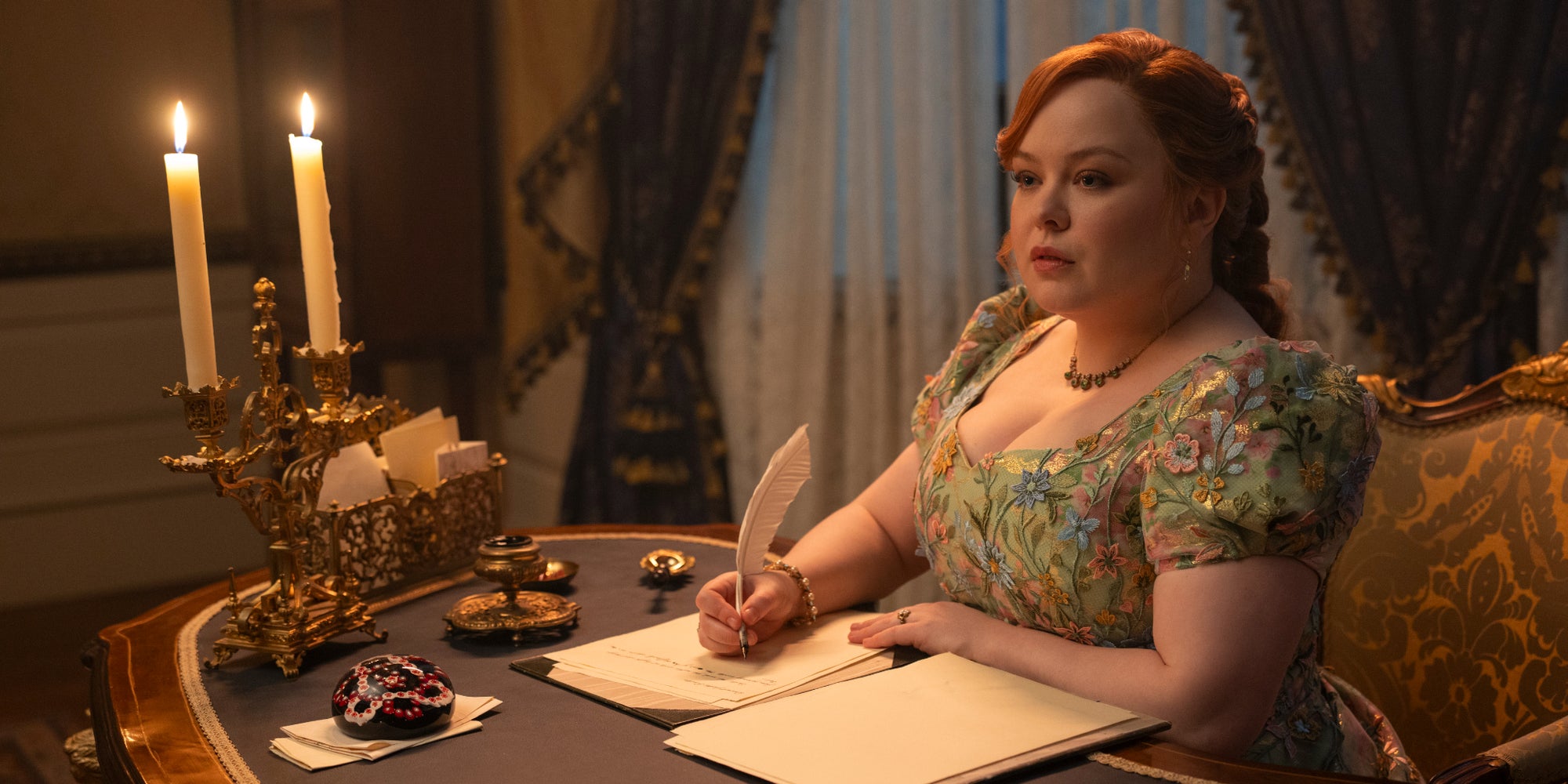 Qui succèdera à Penelope Bridgerton (Nicola Coughlan) dans le rôle de Lady Whistledown dans la saison 5 de "La Chronique des Bridgerton" ?