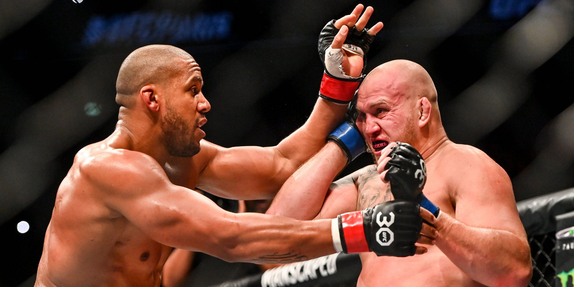 Ciryl Gane lors de son combat face à Serghei Spivac à l'occasion de l'UFC Paris 2, le 2 septembre 2023 à l'Accor Arena Paris-Bercy.