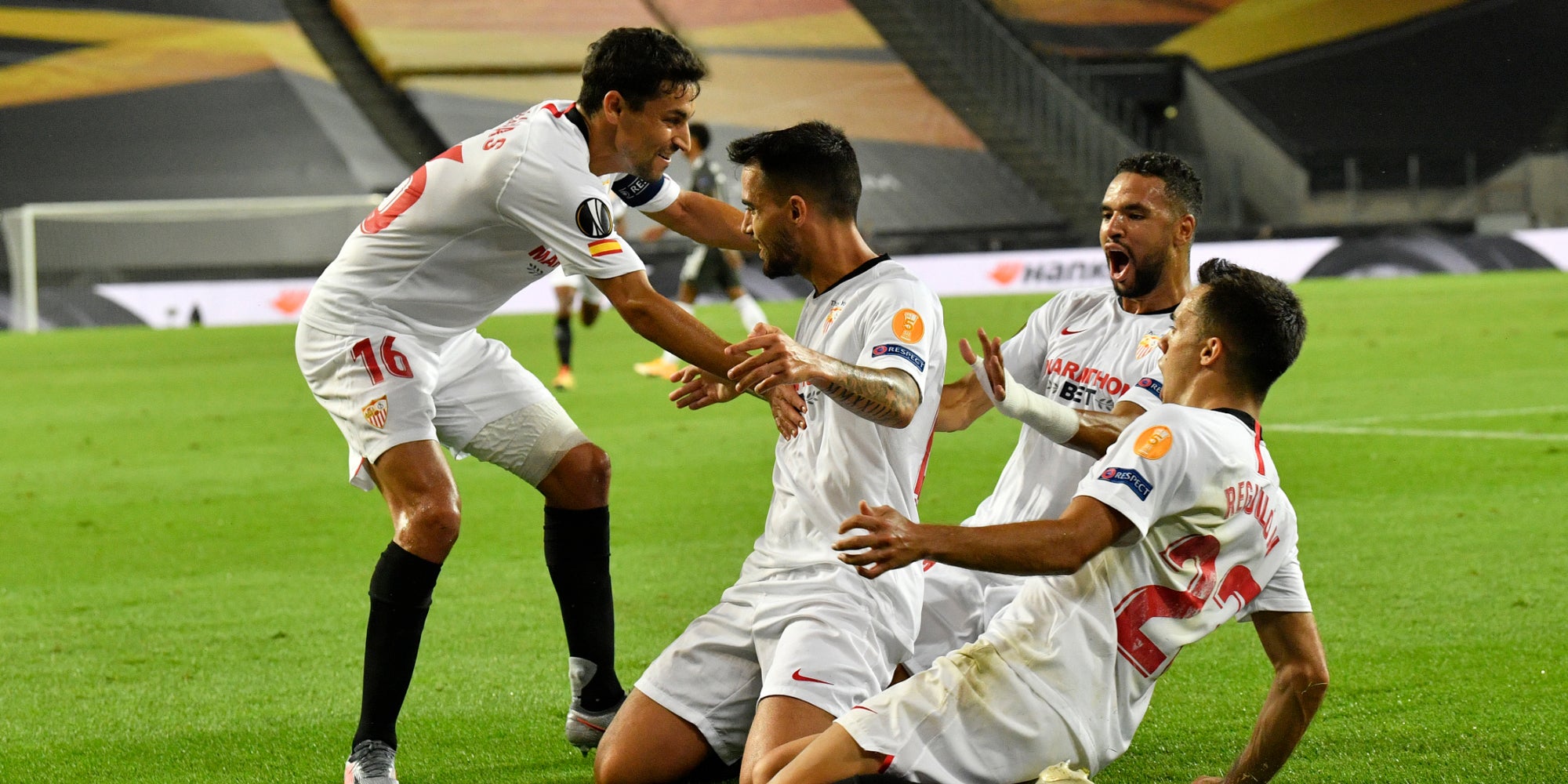 Les joueurs du FC Séville exultent après un but contre Manchester United en demi-finale, le 15 août 2020 à Cologne, Allemagne