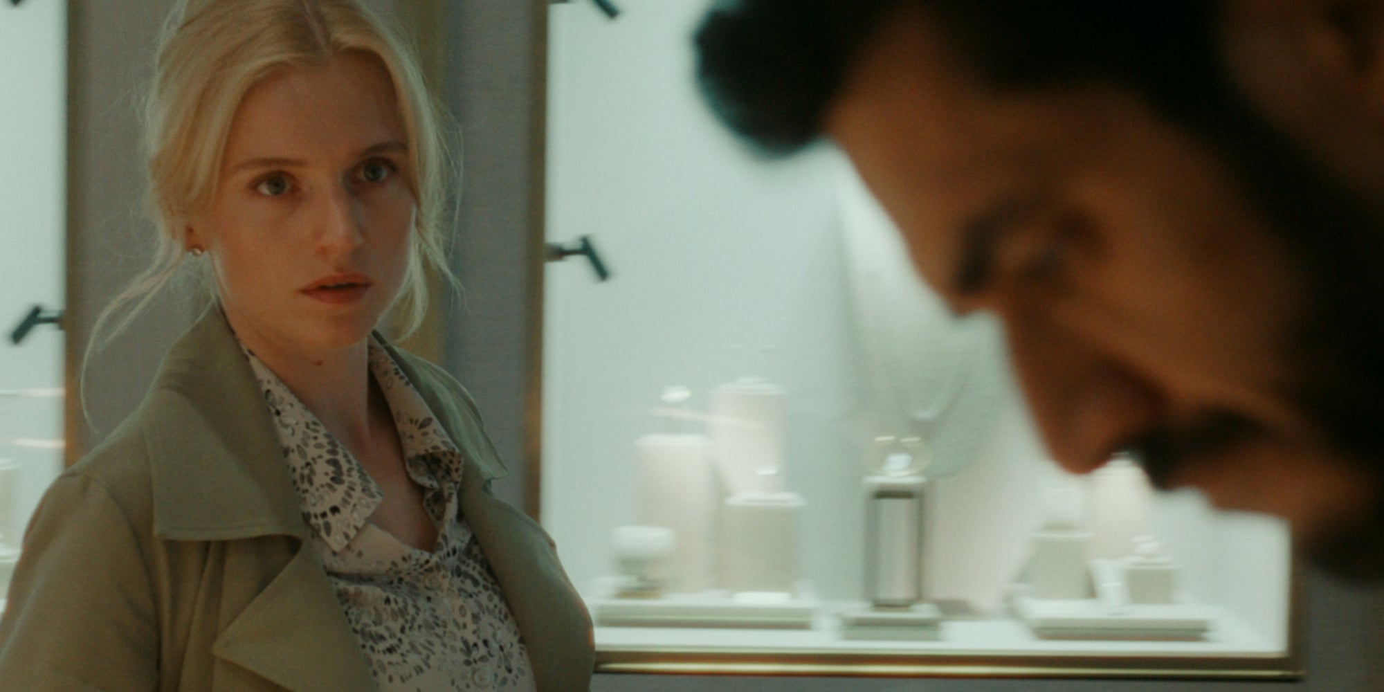 Clara Dessau et Afshin Firouzi dans ''The Asset''.