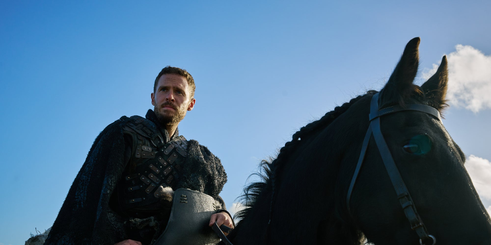 Iain De Caestecker incarnant le roi Arthur dans la série ''The Winter King'', disponible dès maintenant sur OCS.