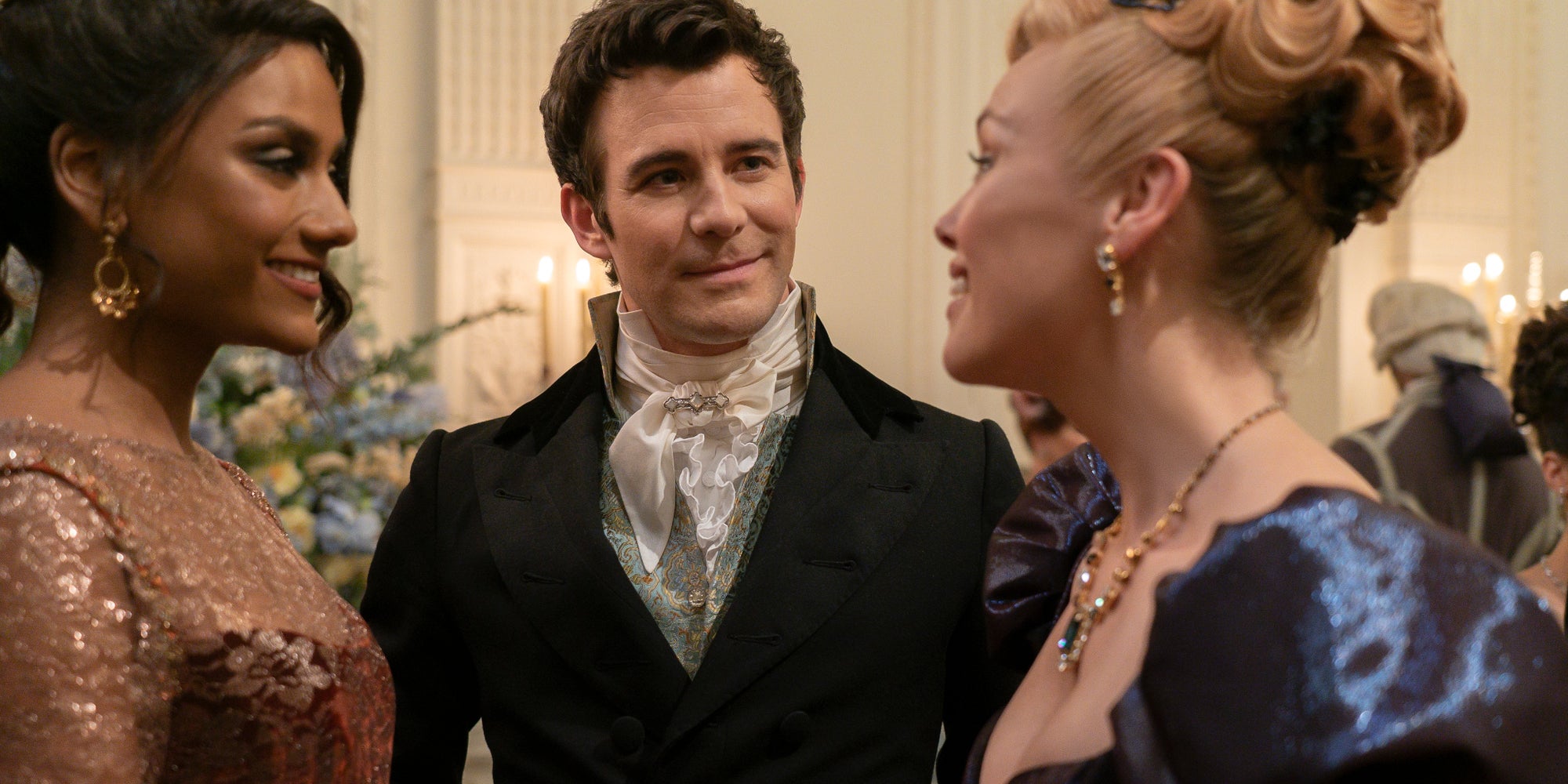 Kate (Simone Ashley), Benedict (Luke Thompson), Lady Tilley Arnold (Hannah New) dans la saison 3 de "La Chronique des Bridgerton".