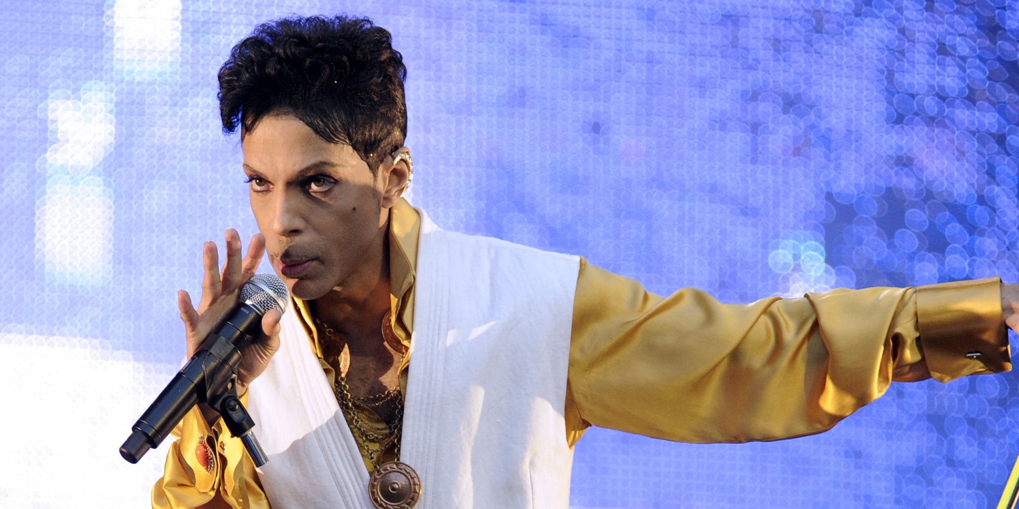 Le chanteur et musicien américain Prince (né Prince Rogers Nelson) performant sur scène au Stade de France (Saint-Denis), le 30 juin 2011.