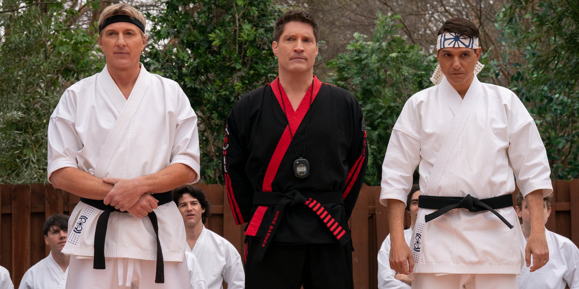 Johnny Lawrence (William Zabka), Mike Barnes (Sean Kanan) et  Daniel LaRusso (Ralph Macchio) dans la saison 6 de "Cobra Kai". 