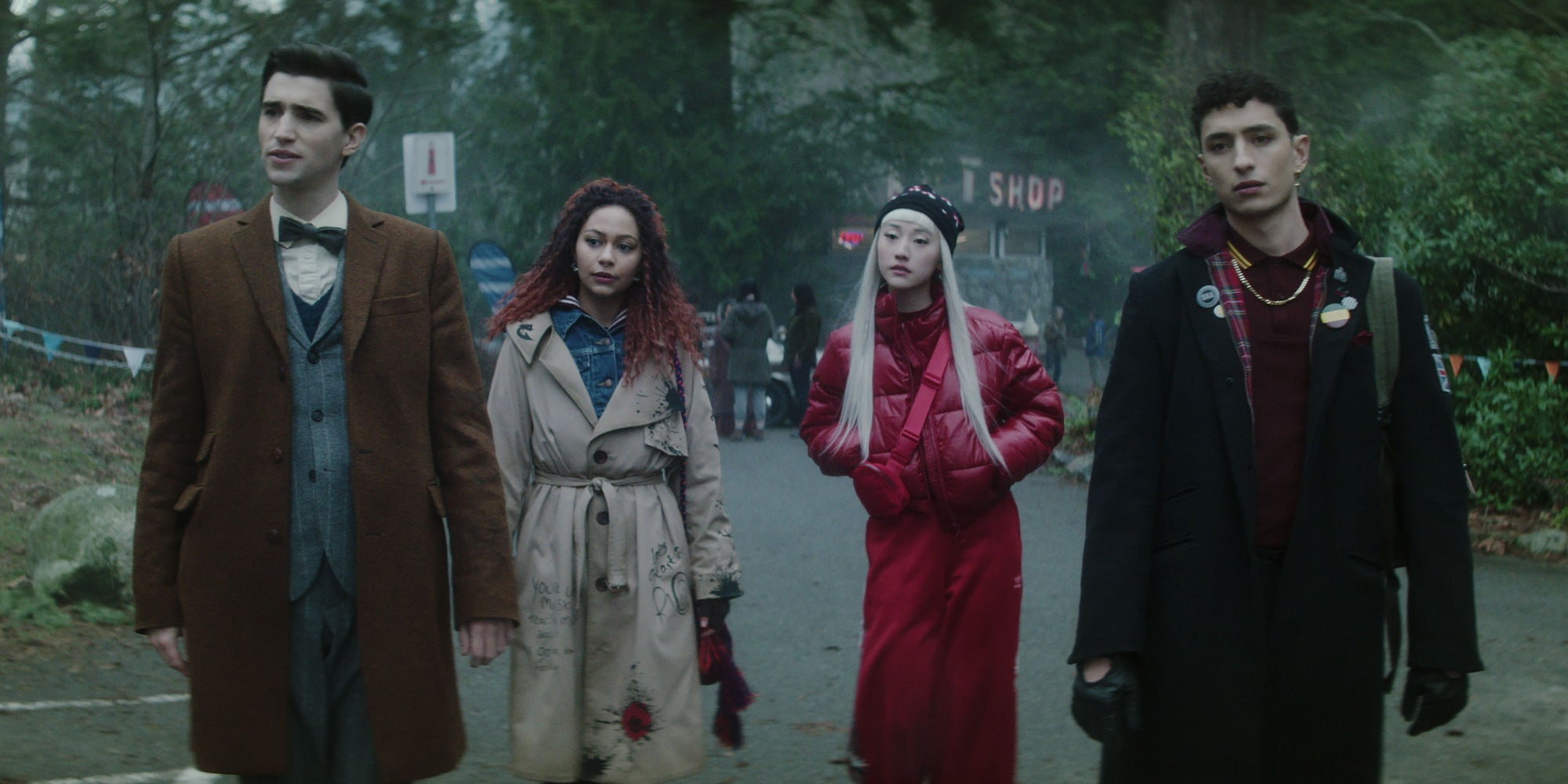 George Rexstrew, Kassius Nelson, Yuyu Kitamura et Jayden Revri dans la série ''Dead Boy Detectives'', à voir sur Netflix.