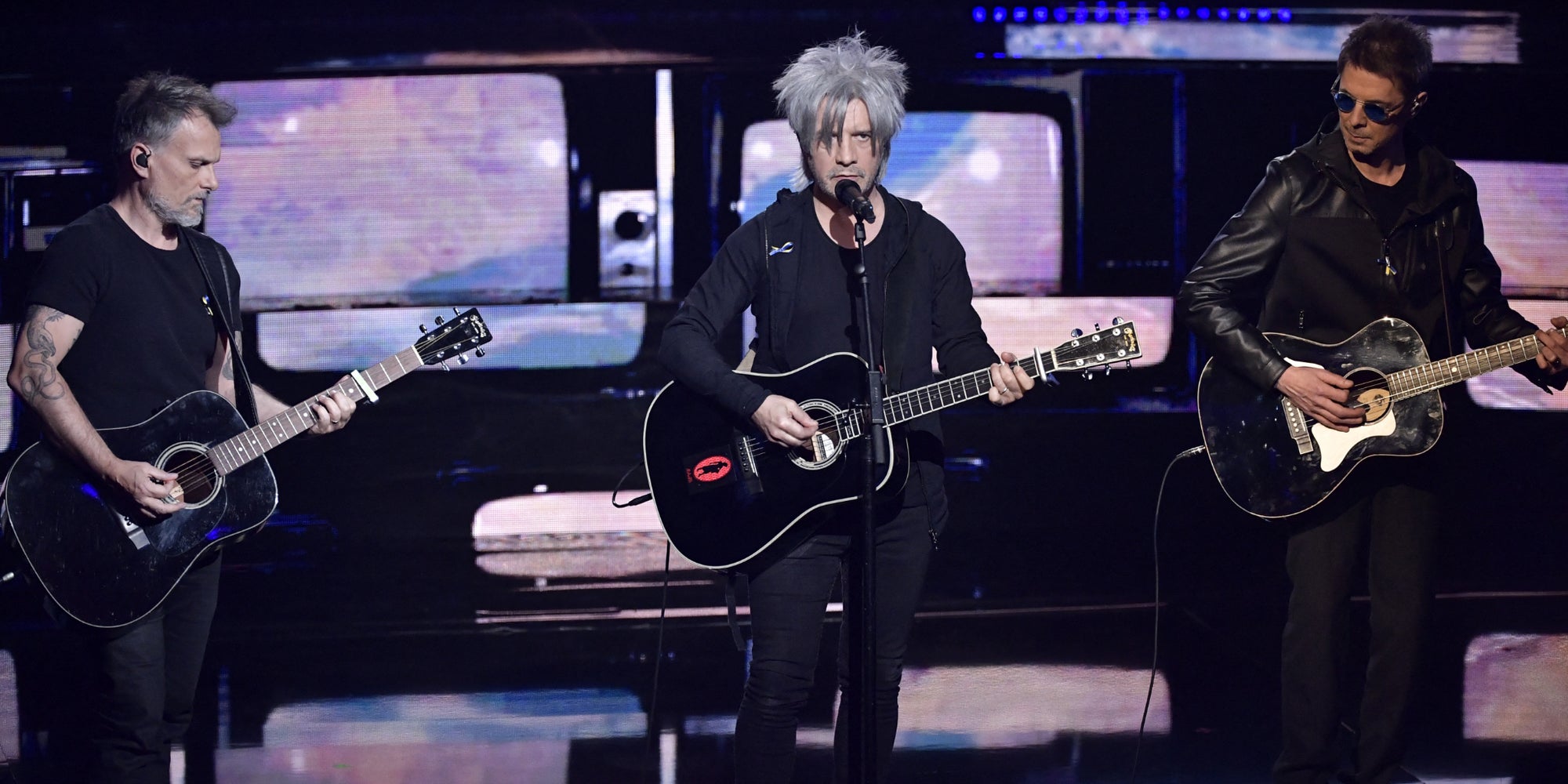 Nicolas Sirkis, le chanteur du groupe Indochine, chante pour l'évènement "Unis pour l'Ukraine", le 8 mars 2022 à Paris.