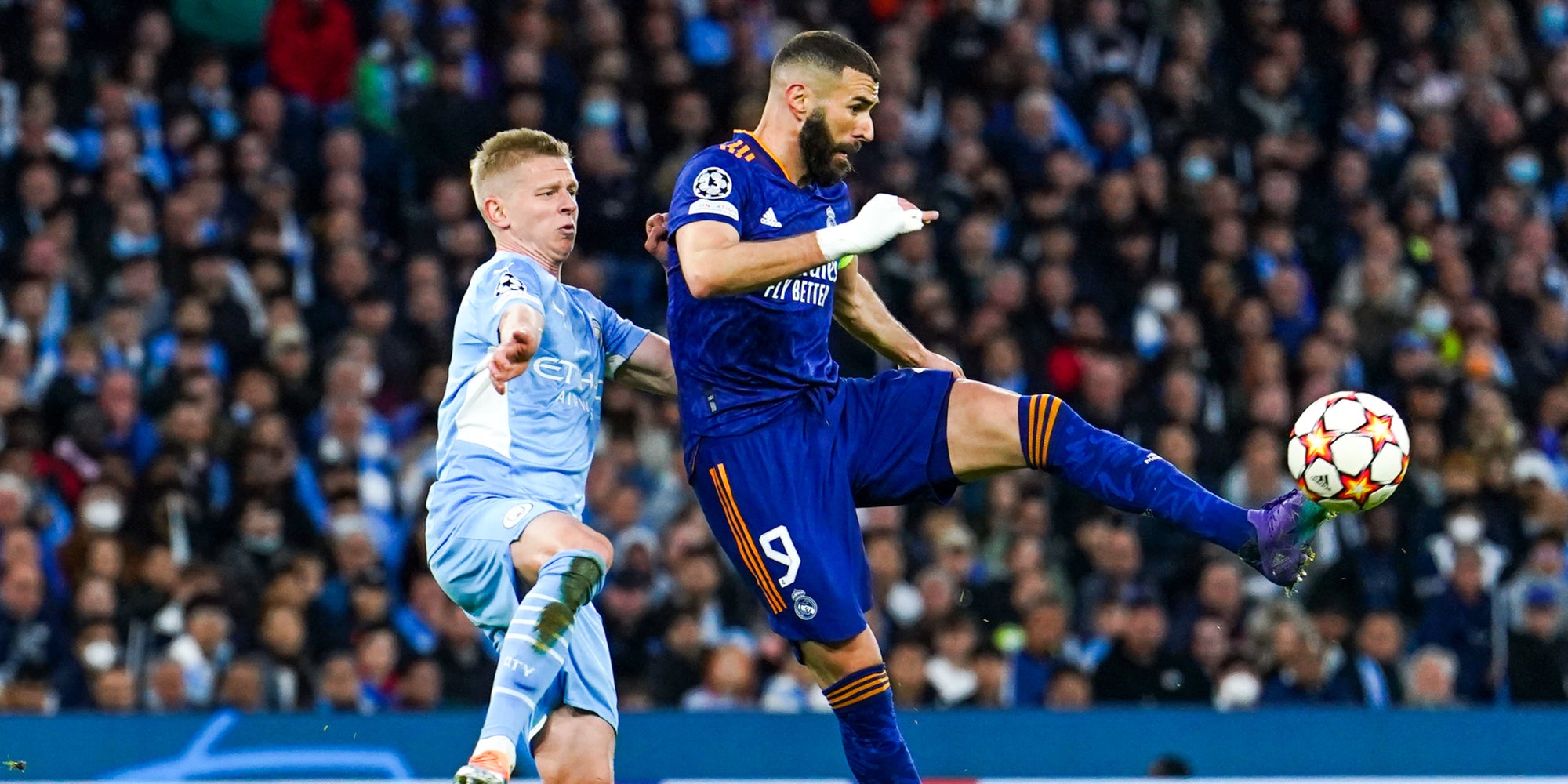 Karim Benzema et Oleksandr Zinchenko lors de la demi-finale aller entre Manchester City et le Real Madrid, à l'Etihad Stadium, le 26 avril 2022.