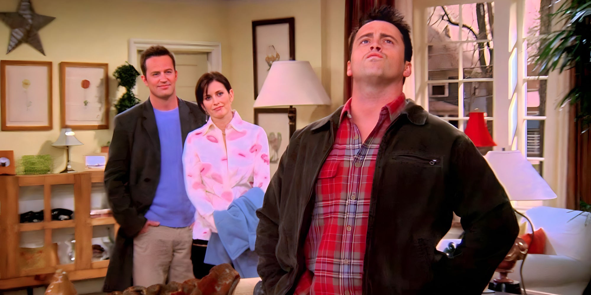 L'un des derniers épisodes de la série Friends a officiellement un lien avec Maman, j'ai raté l'avion...