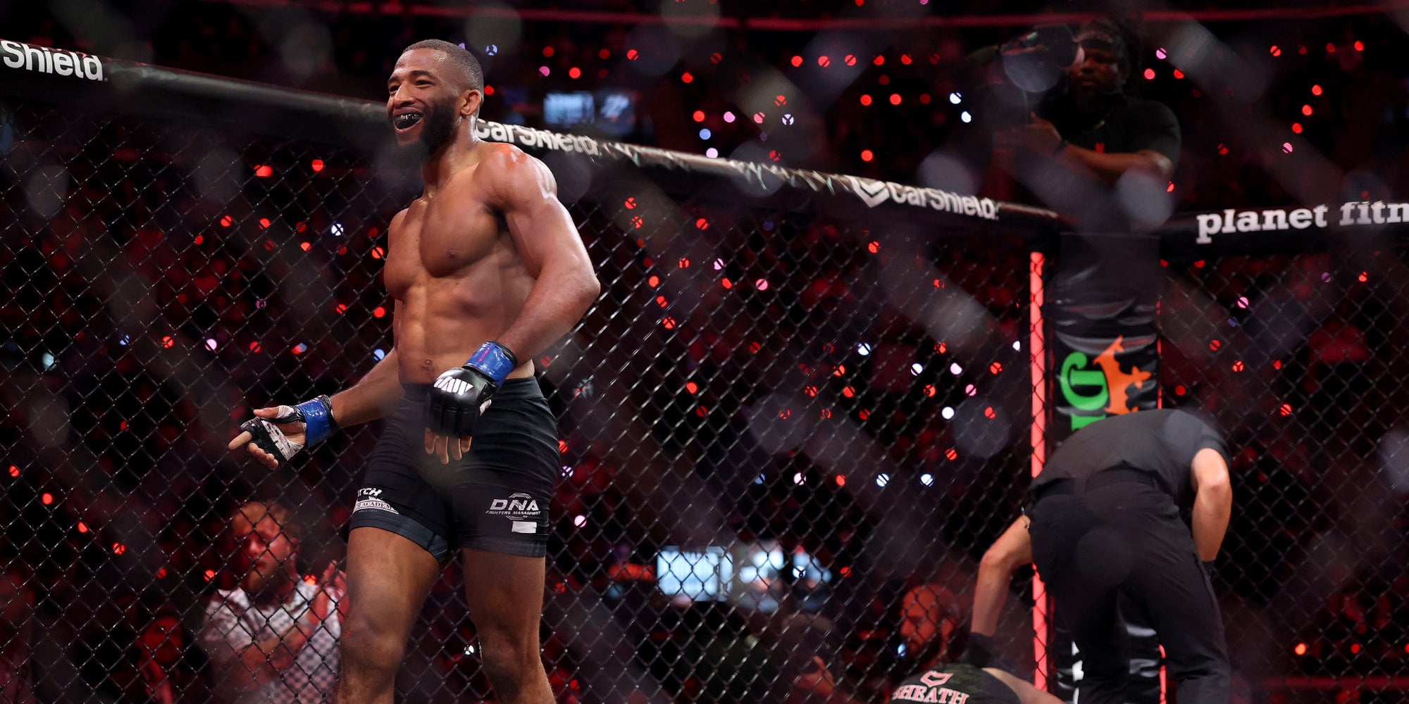 Salahdine Parnasse célèbre sa victoire par KO face à Kenneth Cross, le 16 mai 2026 à l'Intuit Dome d'Inglewood, à l'occasion de l'événement Netflix/MVP.