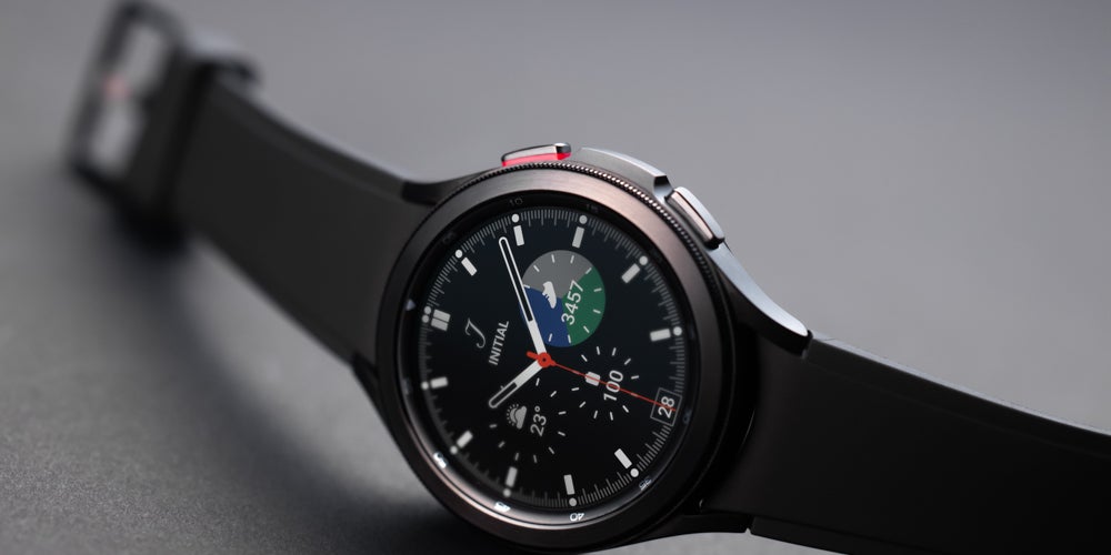 Selon les dernières rumeurs, l'hypothétique Galaxy Watch FE serait inspirée de la Galaxy Watch4 (ici le modèle Classic), dévoilée en 2021.  