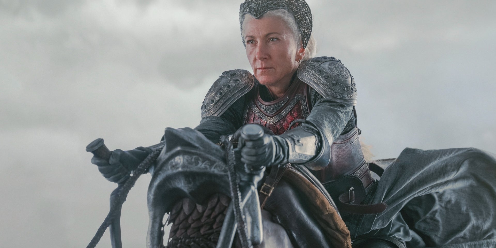 Rhaenys Targaryen (Eve Best)  lors de la grande bataille dans l'épisode 4 de la saison 2. 