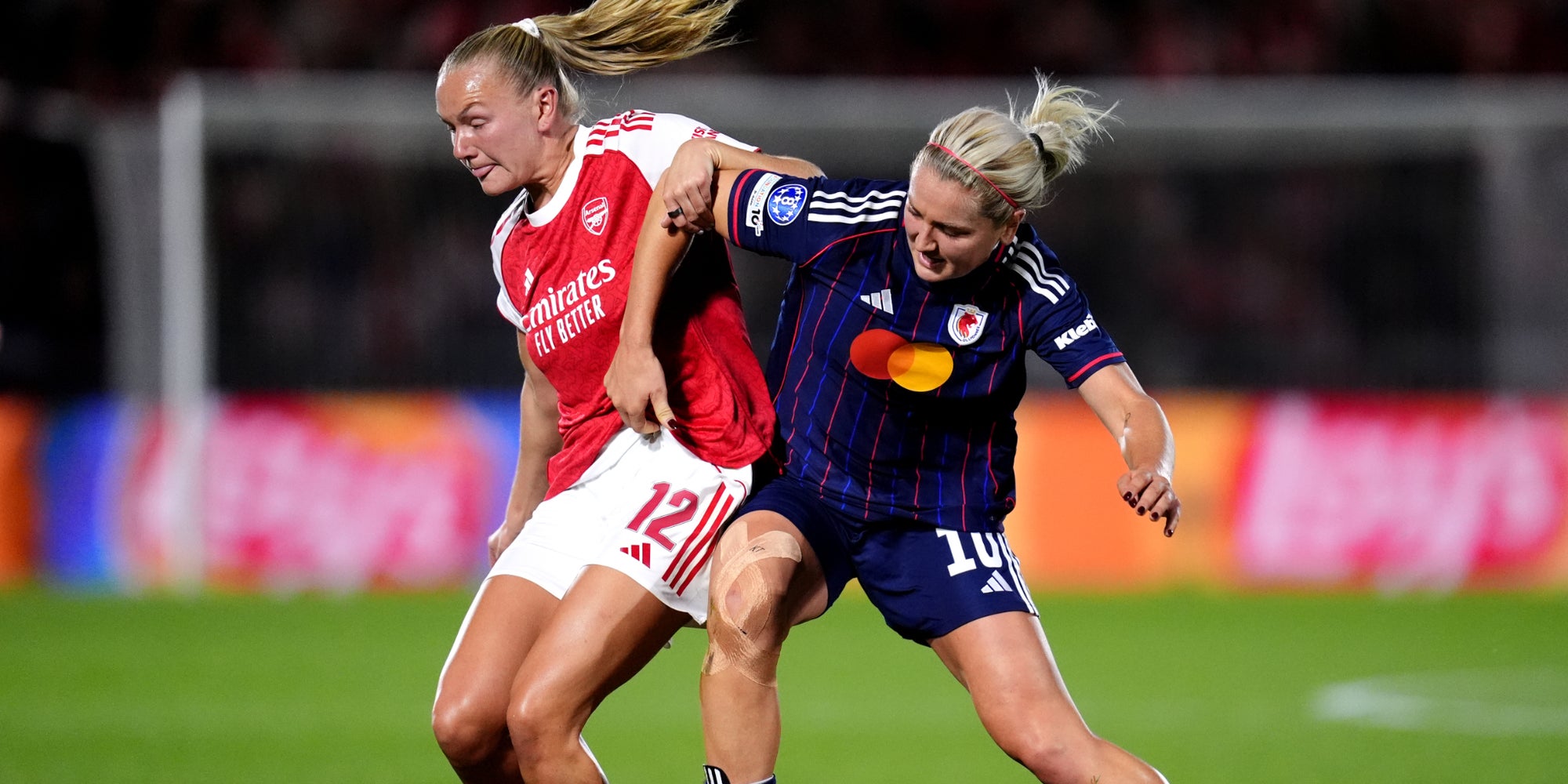 Frida Maanum d'Arsenal (à gauche) et Lindsey Heaps de l'OL Lyonnes (à droite) au duel lors de leur match de Ligue des champions féminine à Meadow Park, le 7 octobre 2025.