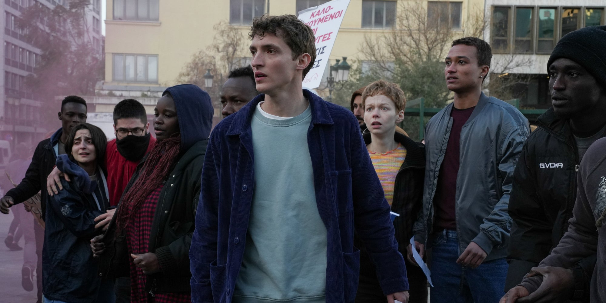 Aliocha Schneider n'est pas seulement un acteur en tête d'affiche de Salade Grecque mais aussi un chanteur dont le troisième album sortira en septembre 2023. 