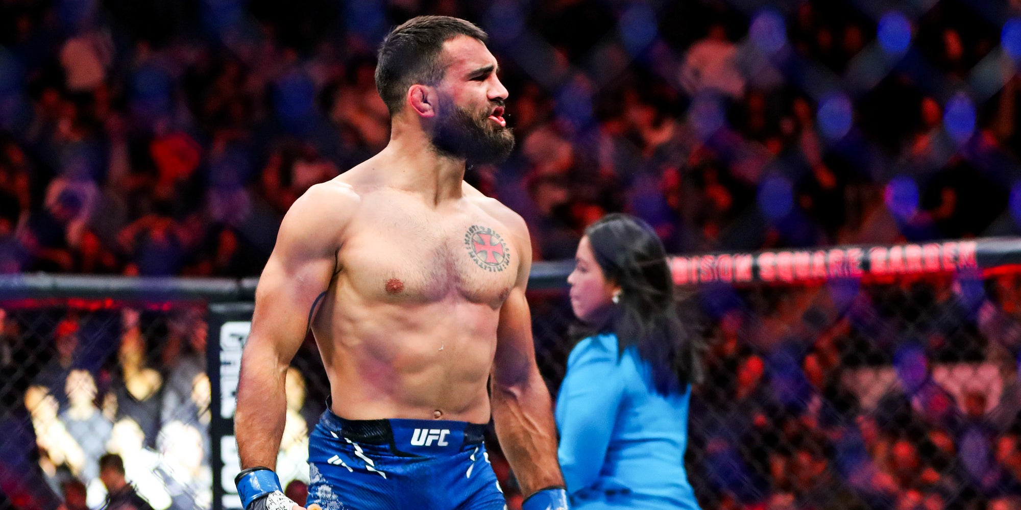 Benoît Saint Denis célébrant sa victoire par KO face à Matt Frevola, le 11 novembre 2023 lors de l'UFC 295 au Madison Square Garden (New York).