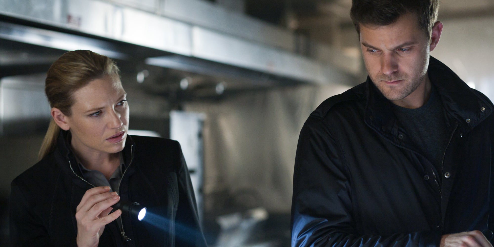 Olivia Dunham et Peter Bishop mènent des enquêtes paranormales dans Fringe, sur Amazon Prime Video