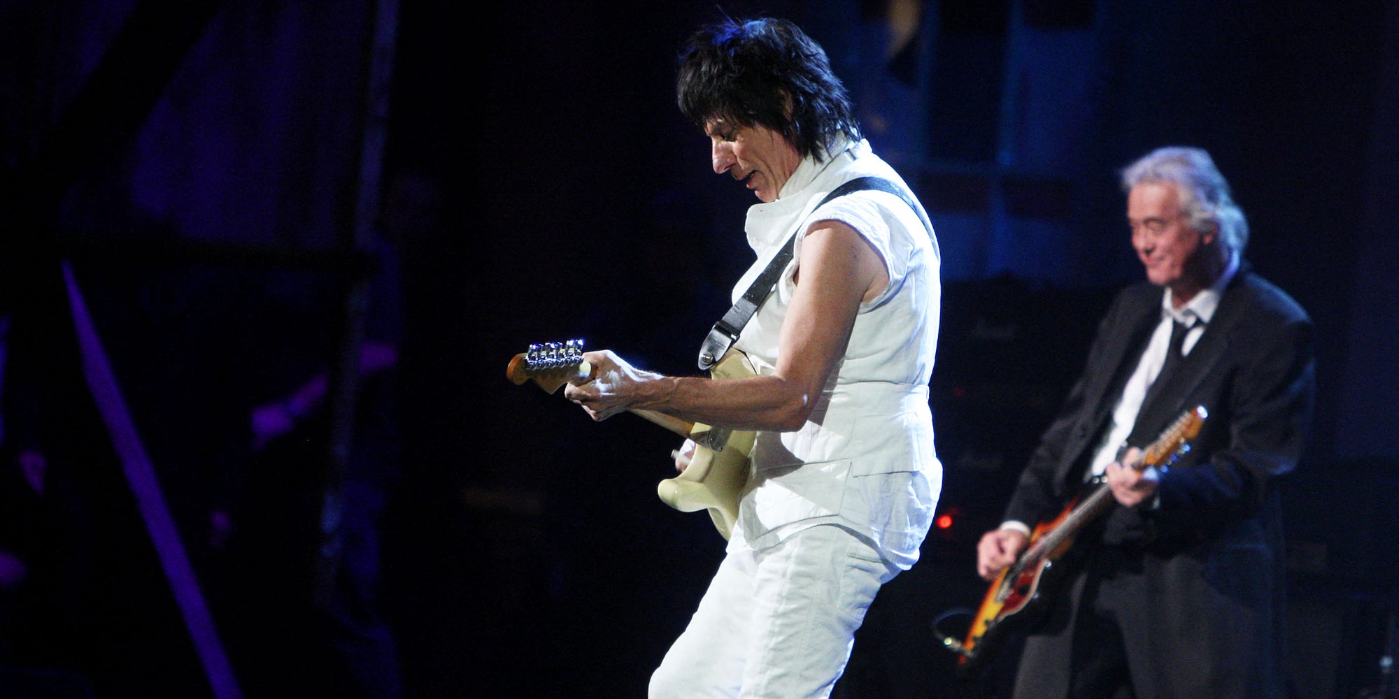 Jeff Beck et Jimmy Page sur scène pour la 24ᵉ cérémonie du Rock and Roll Hall of Fame au Public Hall, à Cleveland, le 4 avril 2009. 