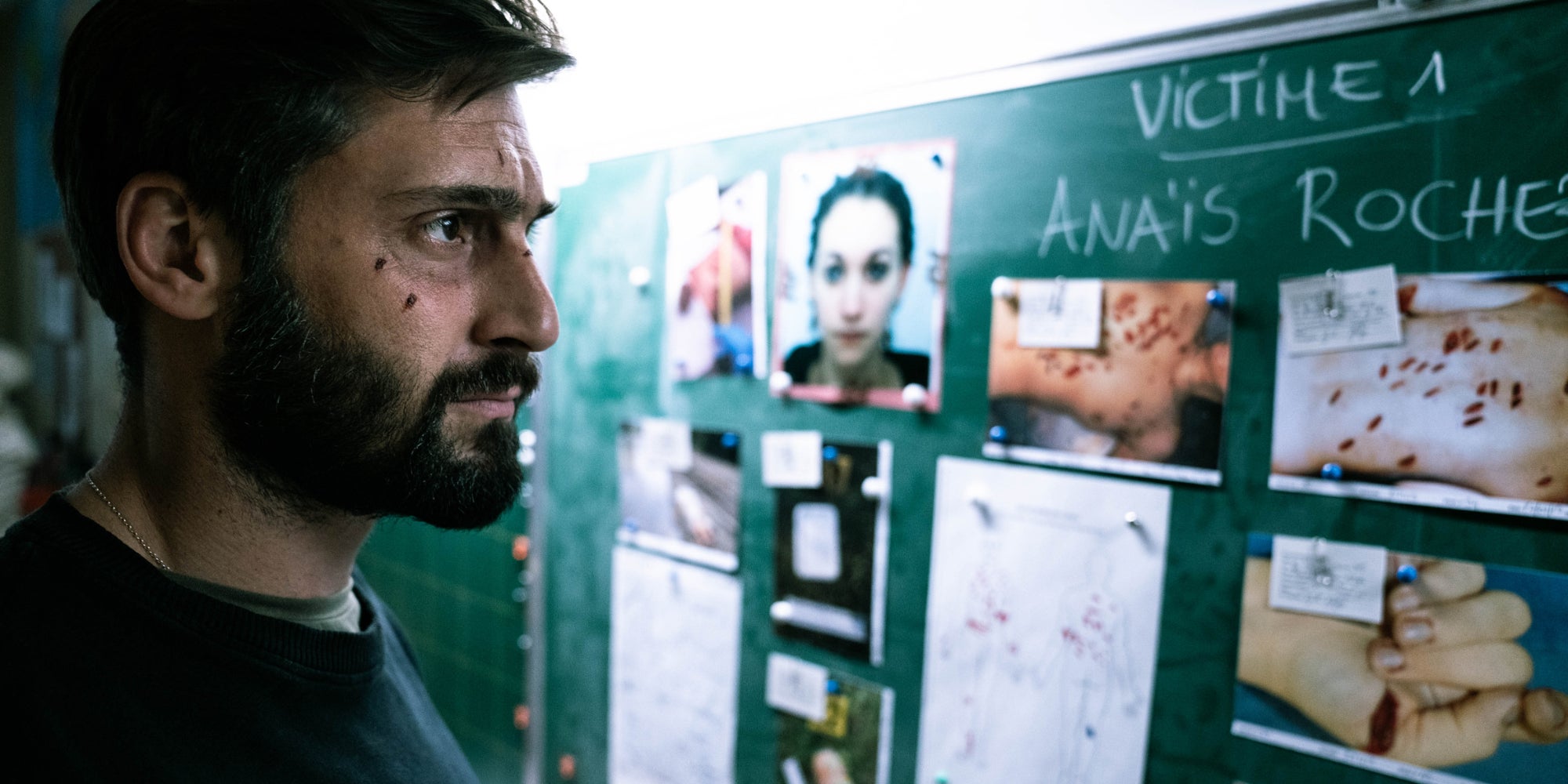 Guillaume Labbé incarne Adam Belmont, un flic atteint d'amnésie qui enquête sur un tueur en série...