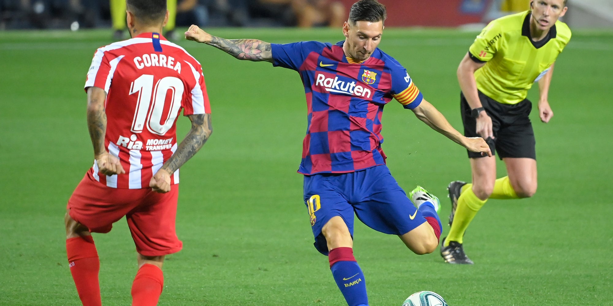 Lionel Messi face à Angel Correa durant le match de Liga FC Barcelone - Atlético Madrid, au Camp Nou, le 30 juin 2020.