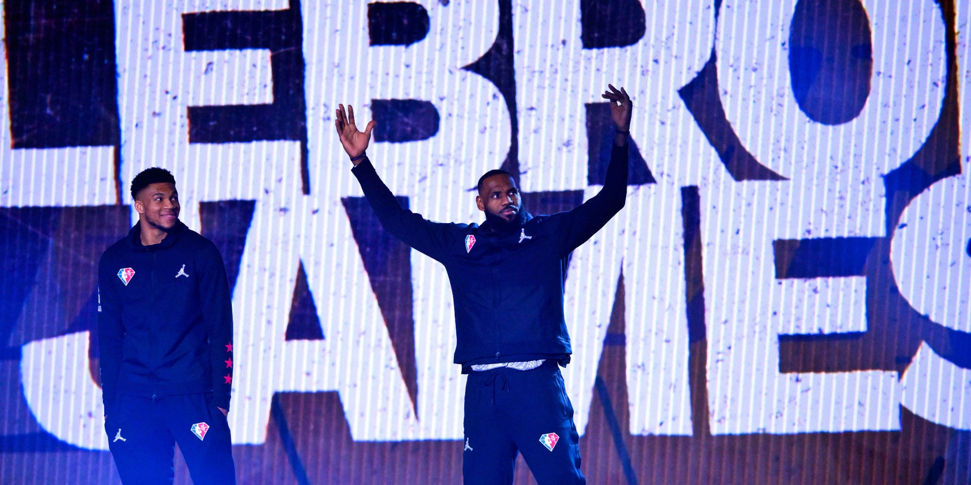 LeBron James et Giannis Antetokounmpo lors du NBA All-Star Game de 2022 à Cleveland (Ohio)