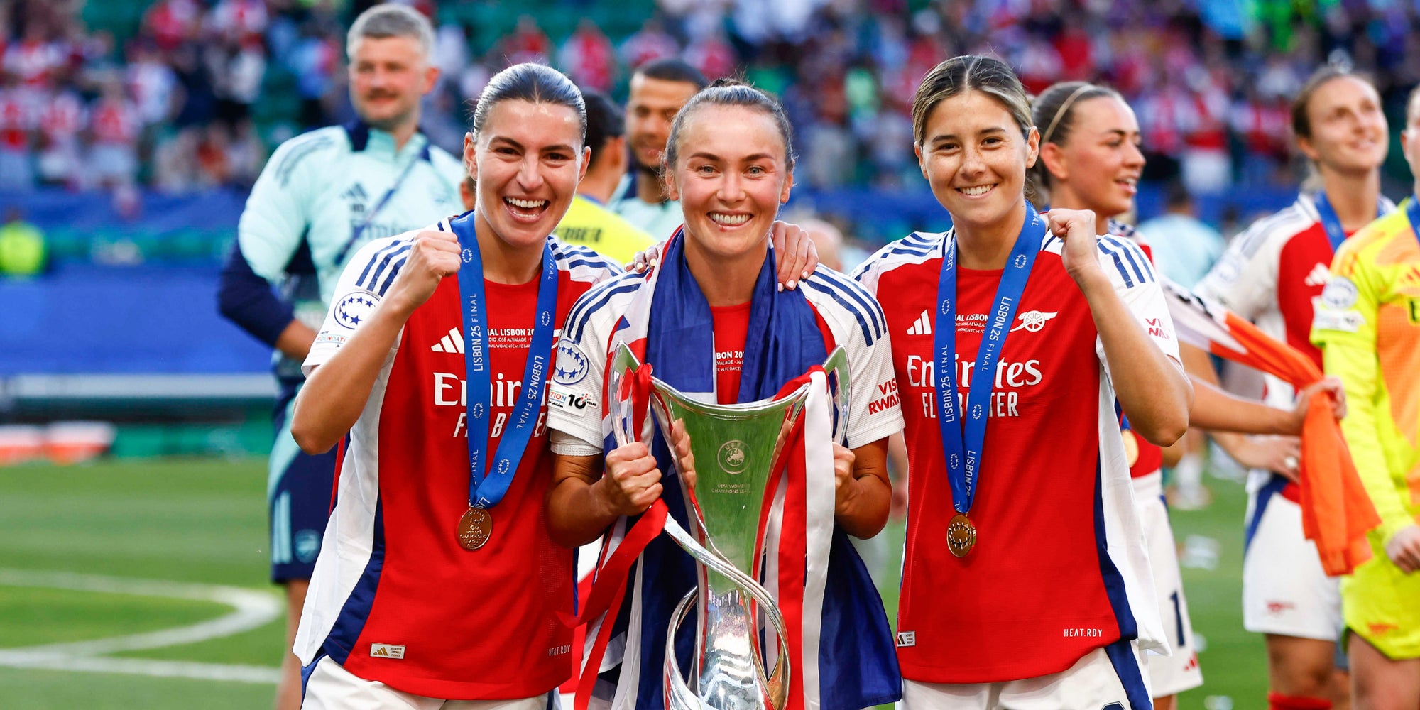 Steph Catley, Beth Mead et Kira Cooney-Cross lors de la finale de la Ligue des champions féminine de l'UEFA opposant Arsenal à Barcelone.
