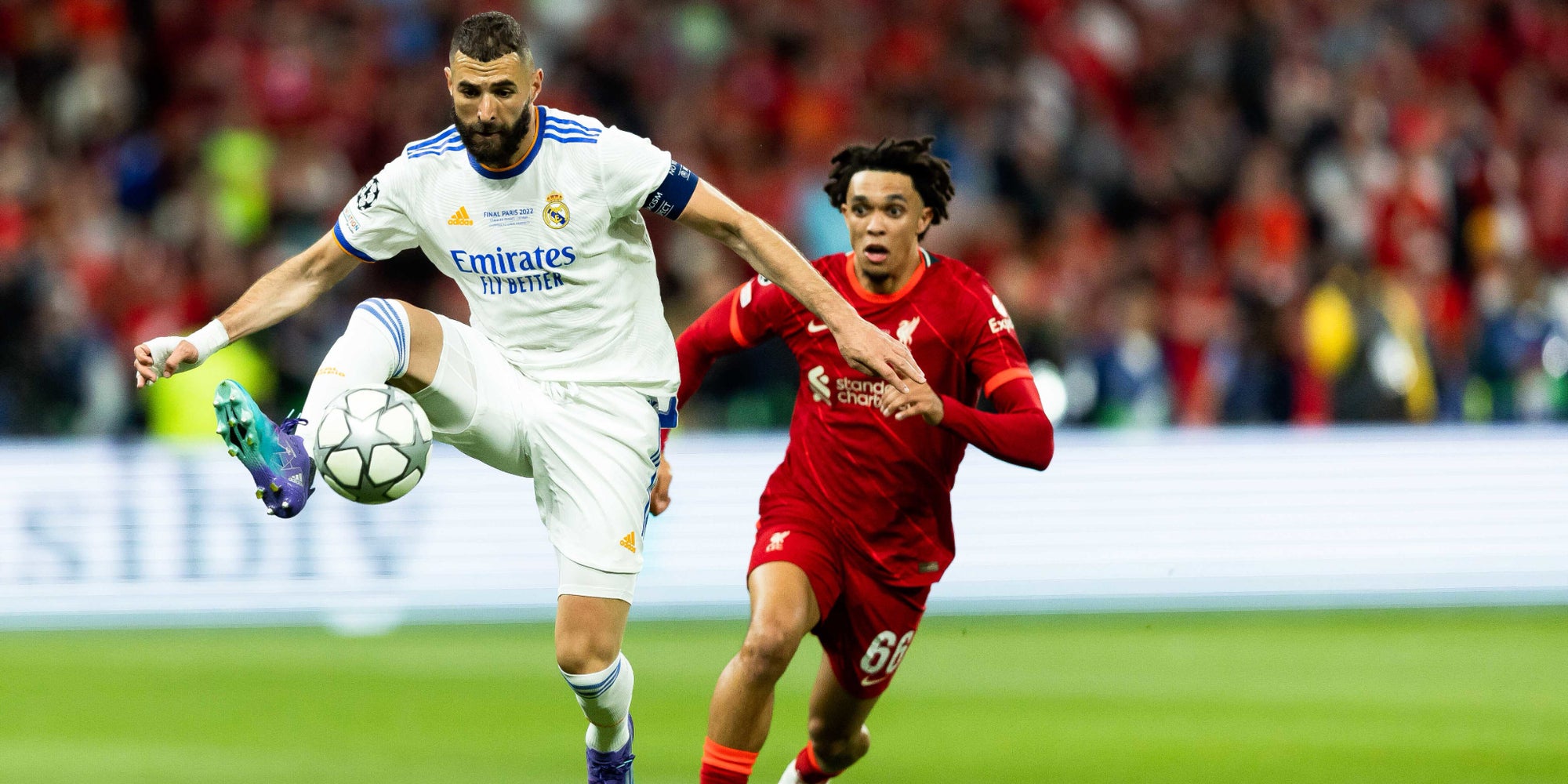 Benzema devant Alexander-Arnold pendant Liverpool - Real Madrid, finale de la Ligue des Champions 2021-22, le 28 mai 2022 au Stade de France, Saint-Denis