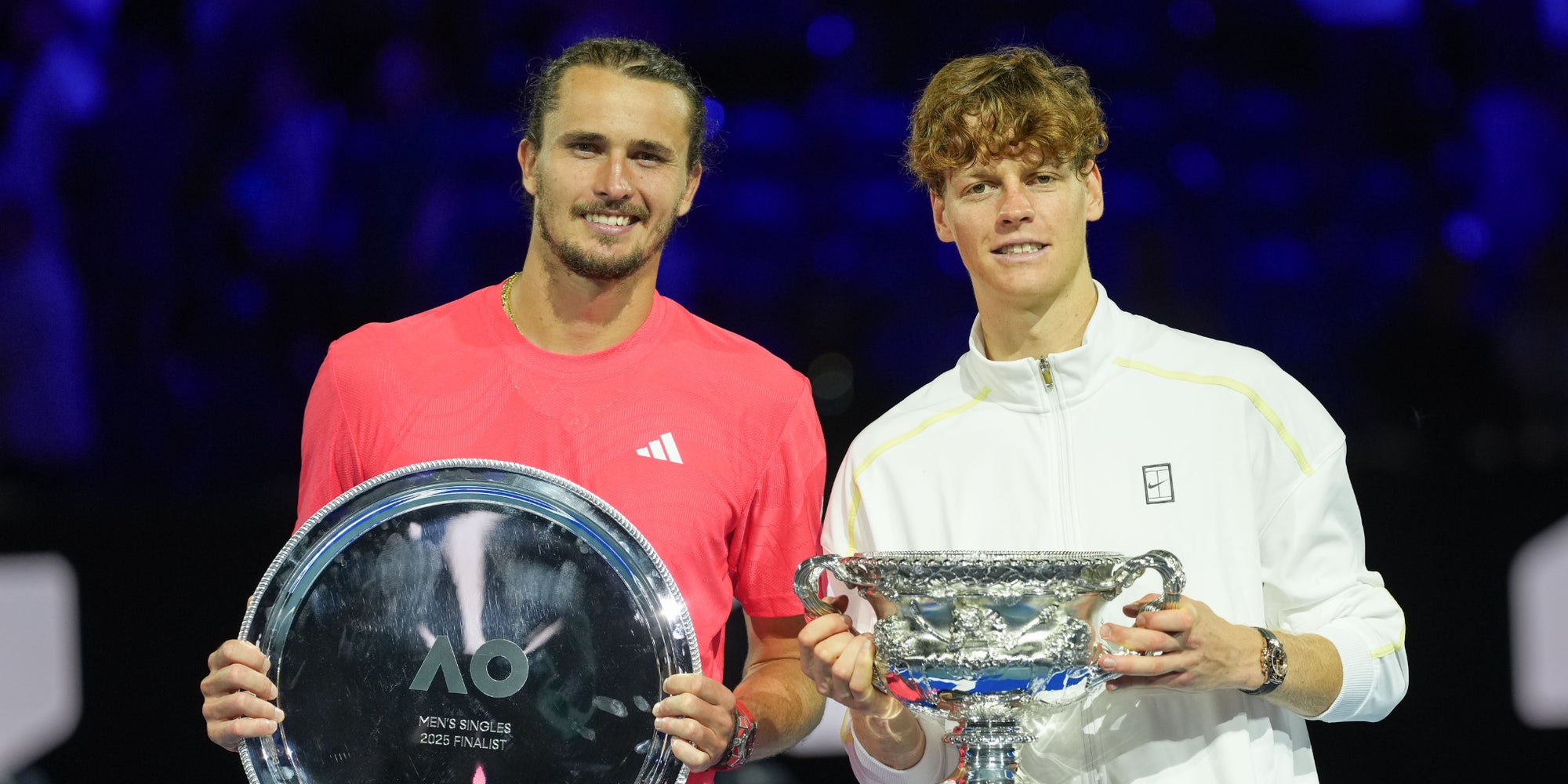 Jannik Sinner, tête de série n°1, pose avec son trophée aux côtés de Alexander Zverev, tête de série n°2, après sa victoire en finale du simple messieurs de l’Open d’Australie disputée à la Rod Laver Arena, à Melbourne, le 26 janvier 2025.