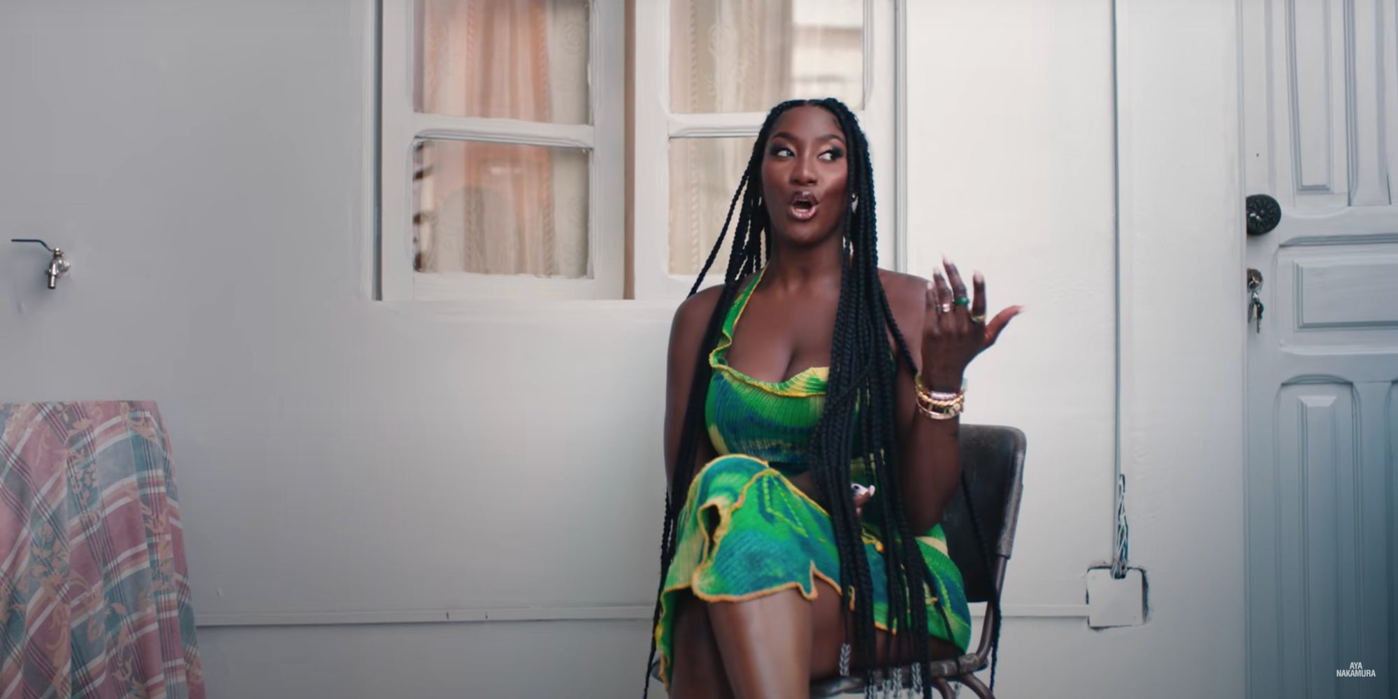 Aya Nakamura dans le clip de "Bobo", réalisé par son compagnon Vladimir Boudnikoff.