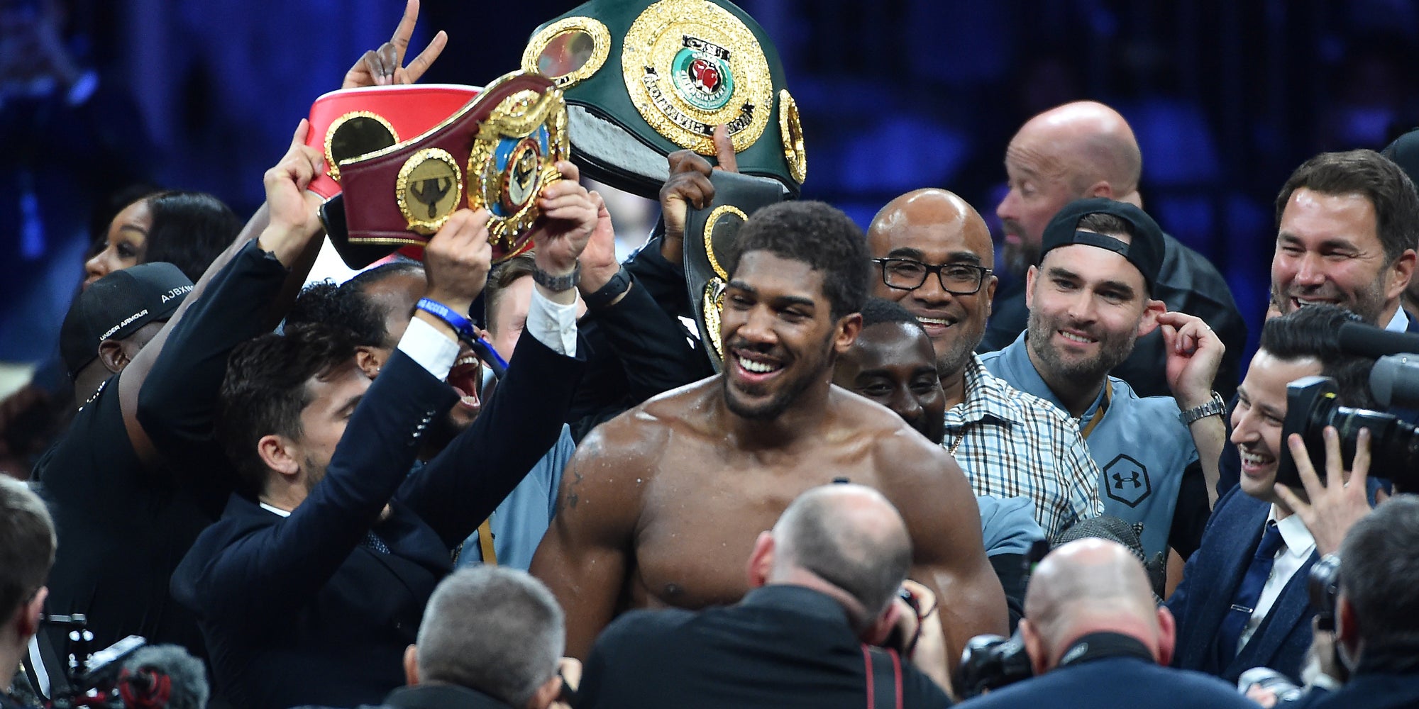 Anthony Joshua célèbre sa victoire face à Andy Ruiz Jr. et récupère ses ceintures, à Dariya, le 7 décembre 2019. 