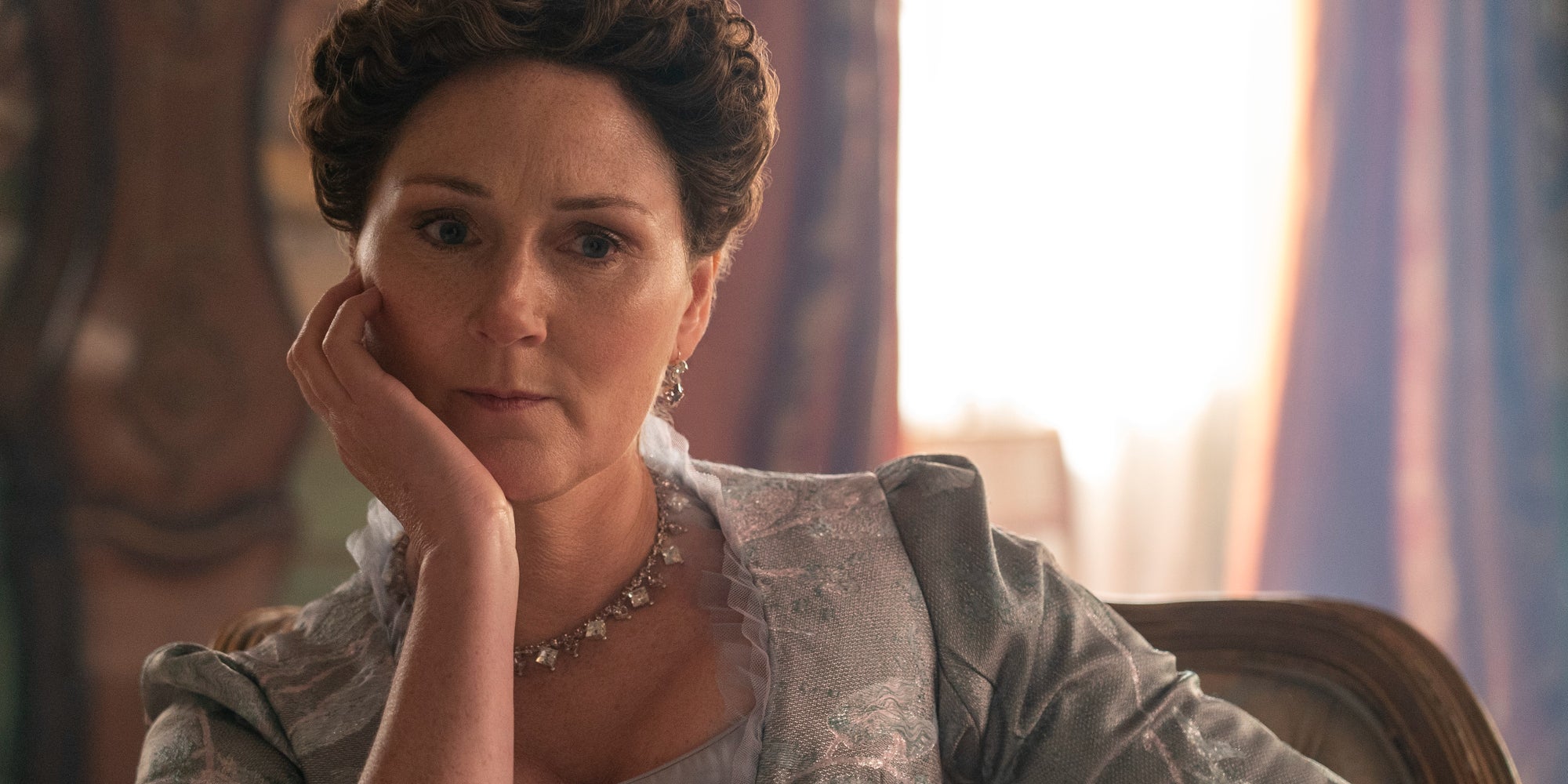 Lady Violet Bridgerton (Ruth Gemmell) dans la troisième saison de "La Chronique des Bridgerton". 