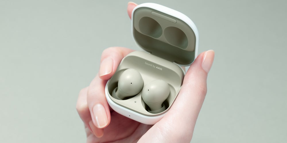 Les écouteurs sans fil Samsung Galaxy Buds2 font partie des accessoires en promo pendant les soldes chez SFR.
