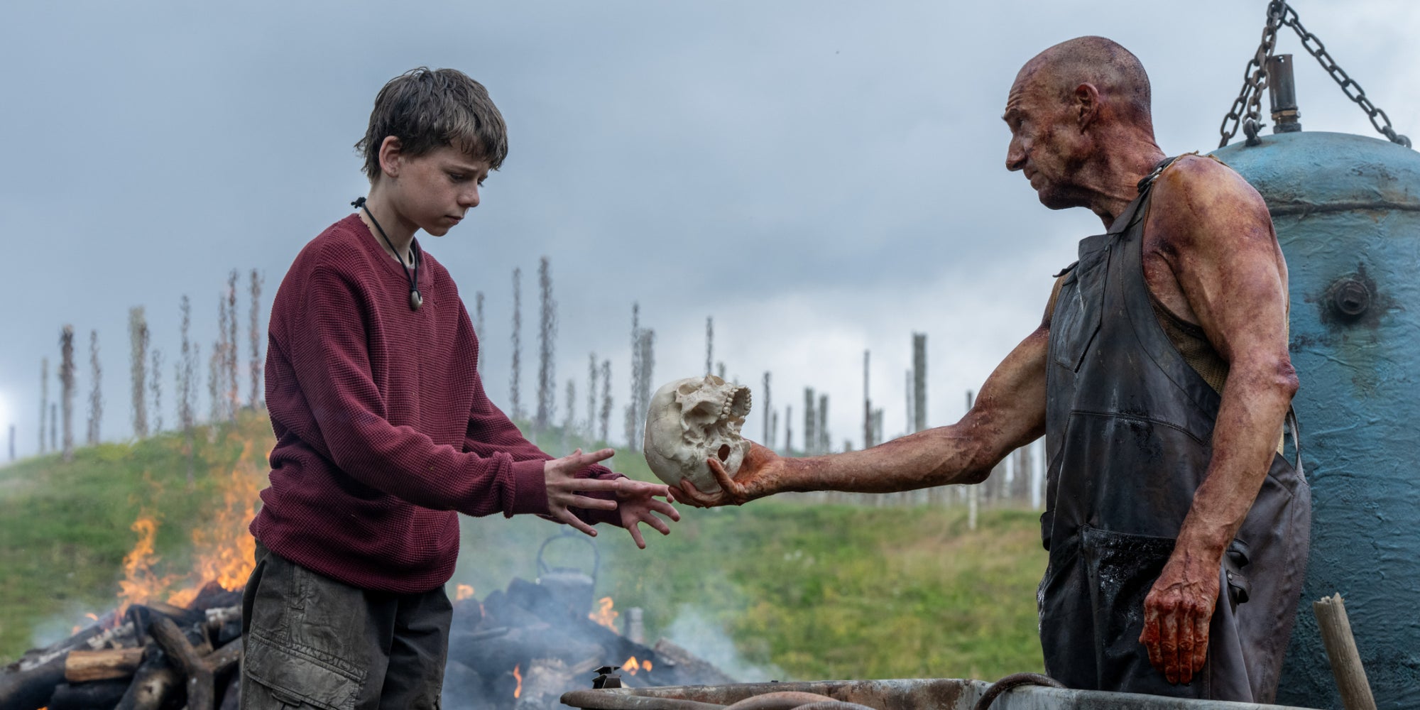 Dr. Kelson (Ralph Fiennes) et Spike (Alfie Williams) dans le film "28 ans plus tard".