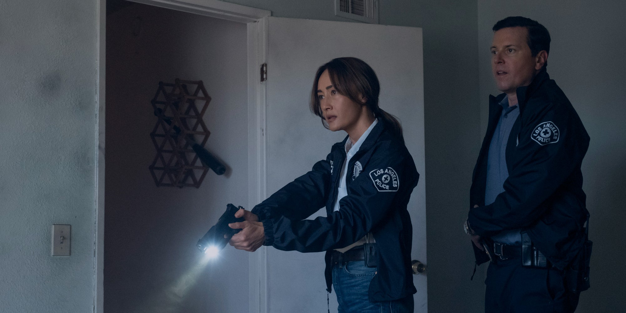 Maggie Q (Renée Ballard) et Michael Mosley (Ted Rawls), dans la série ''Ballard'', à découvrir le 9 juillet sur Prime Video.