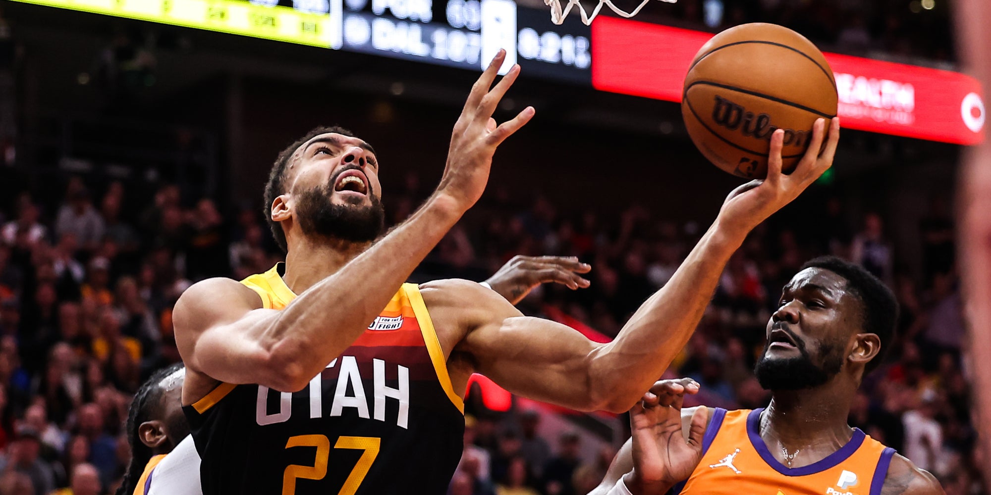 Rudy Gobert face à Deandre Ayton lors du match Utah Jazz - Phœnix Suns, à Salt Lake City, le 8 avril 2022. 