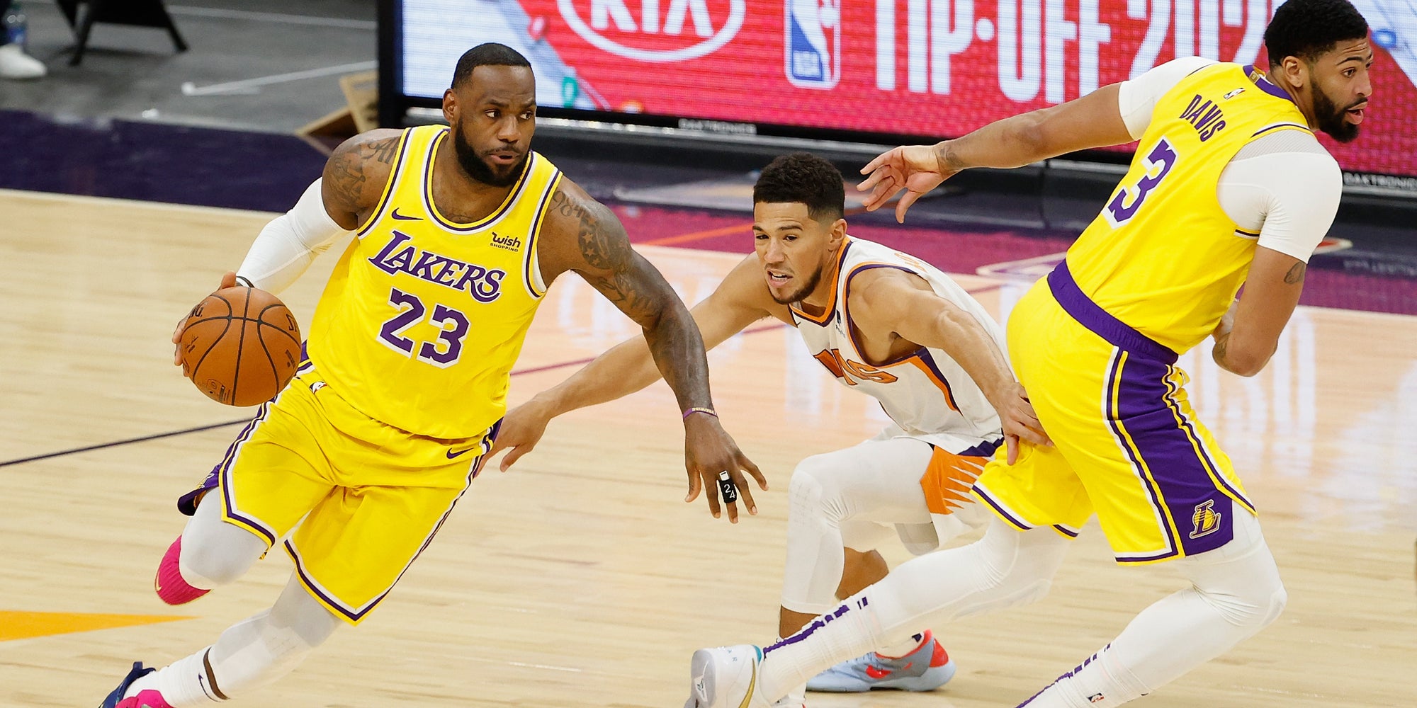 LeBron James et Anthony Davis, de retour au top chez les Lakers, ici lors d'un match de pré-saison face aux Phoenix Suns, en Arizona, le 18 décembre 2020.