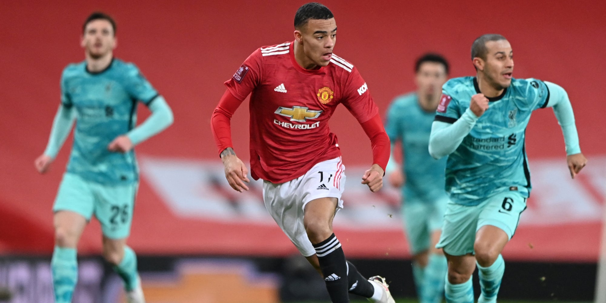 Greenwood et Thiago Alcantara à la lutte lors de Manchester United-Liverpool, en FA Cup, le 24 janvier 2021 à Old Trafford, Manchester