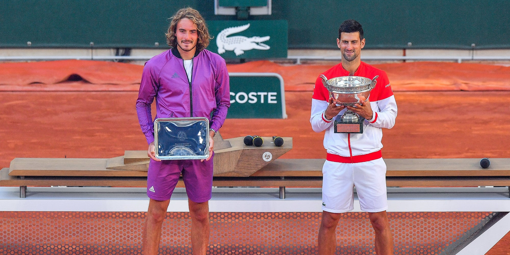 Le finaliste Stefanos Tsitsipas aux côtés du grand gagnant de l'édition 2021 de Roland-Garros, Novak Djokovic, le 13 juin 2021 à Paris.