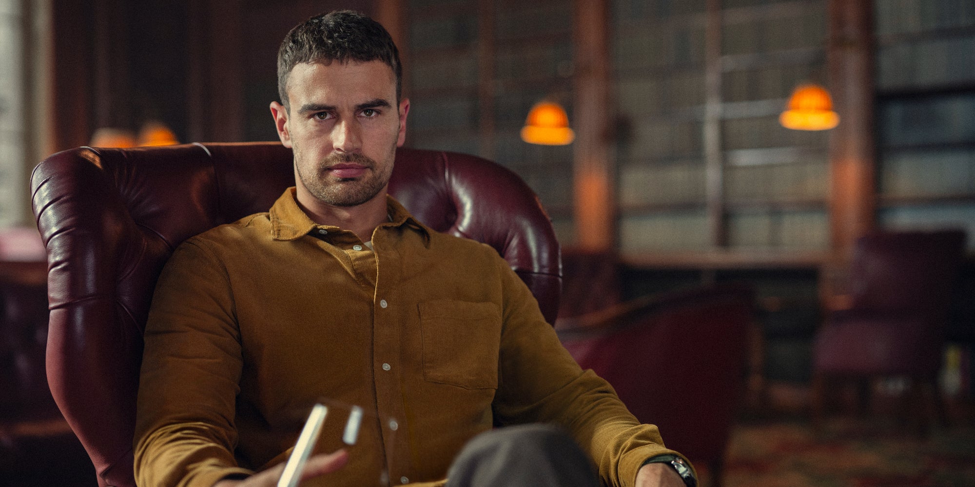 Theo James incarnant Eddie Horniman dans la série ''The Gentlemen'', dérivée du film éponyme de Guy Ritchie. 