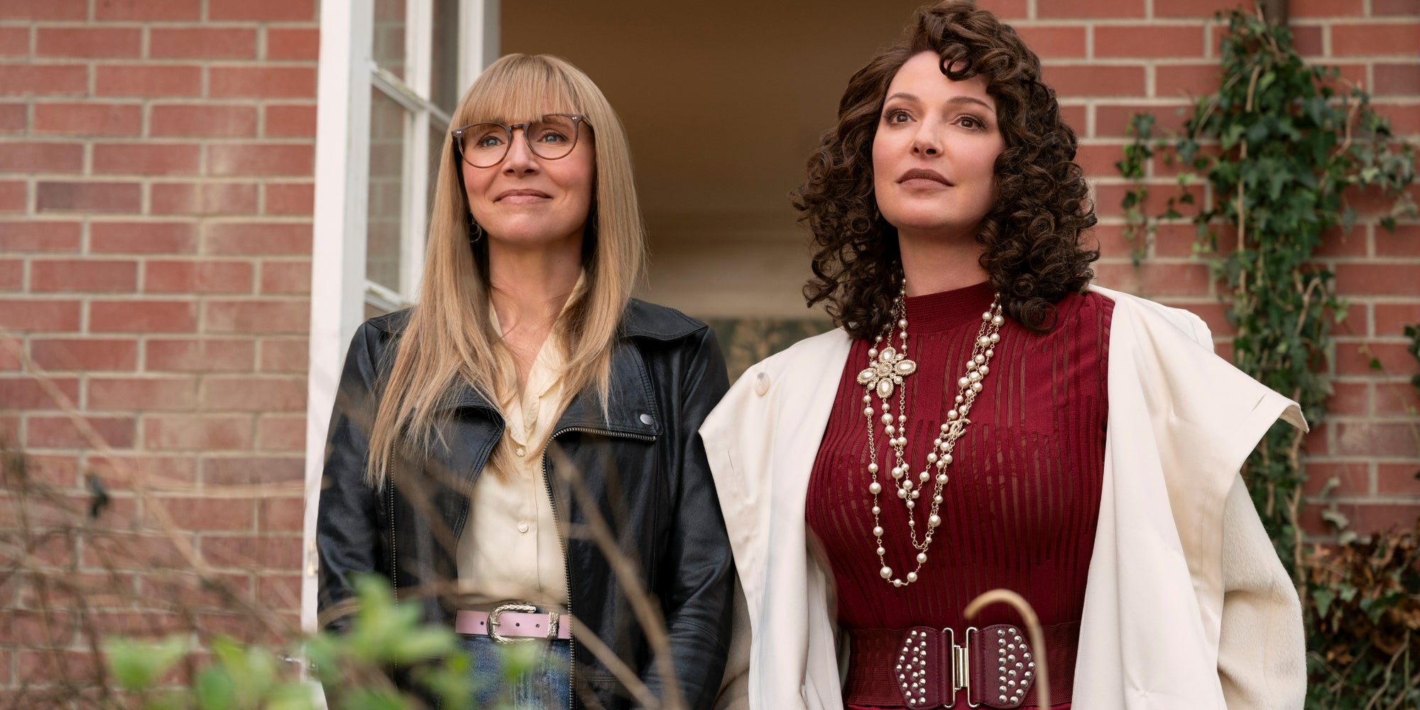 Sarah Chalke (Kate Mularkey) et Katherine Heigl (Tully Hart) dans la saison 2 de Toujours là pour toi sur Netflix (Firefly Lane) 