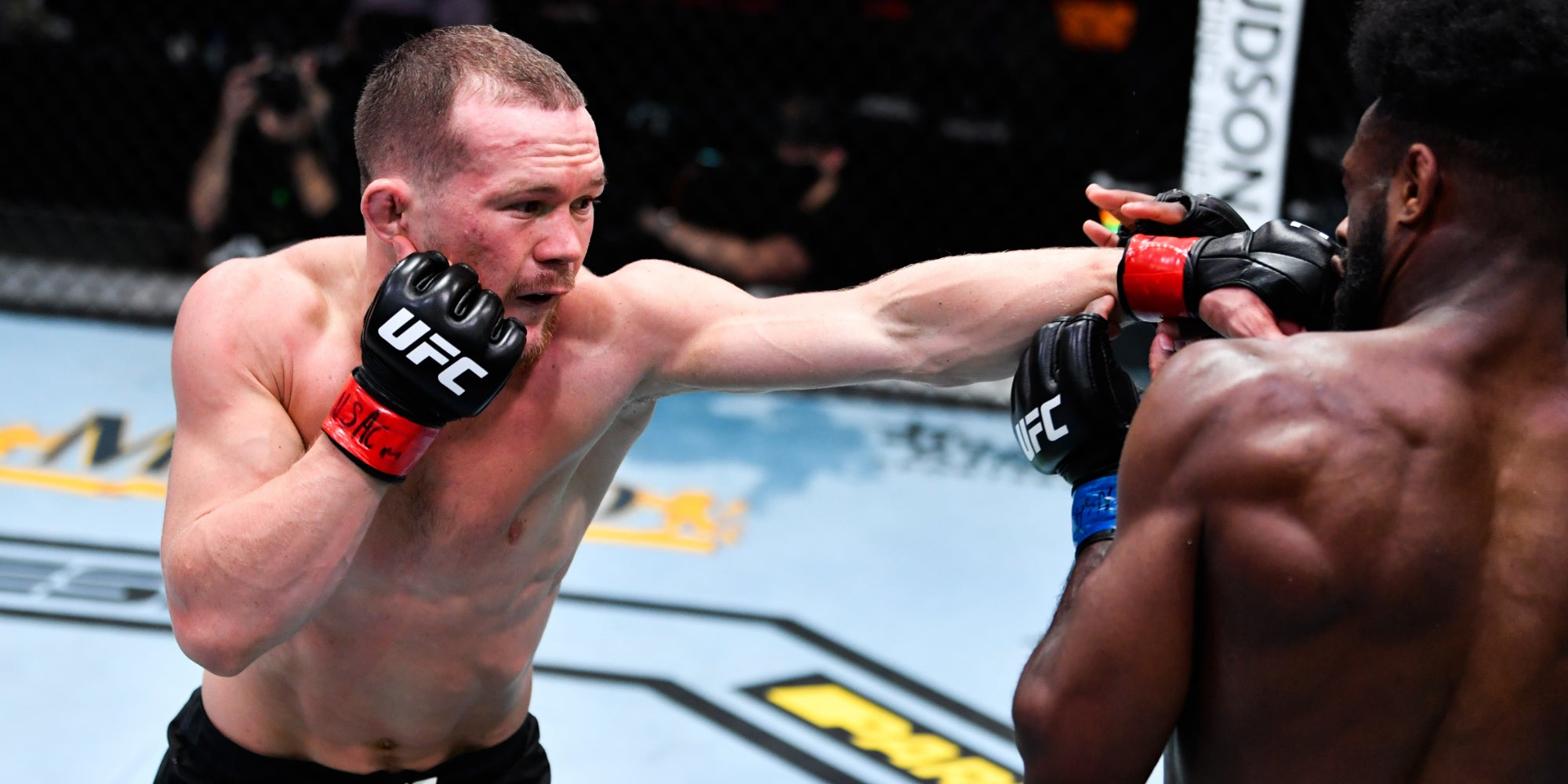 Combat de Petr Yan (gants rouges) contre Aljamain Sterling (gants bleus) dans la catégorie poids coqs lors de l'UFC 259