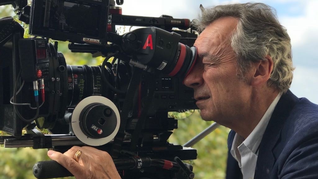 Michel Denisot est passé derrière la caméra (mais toujours en costume) pour son film Toute Ressemblance...
