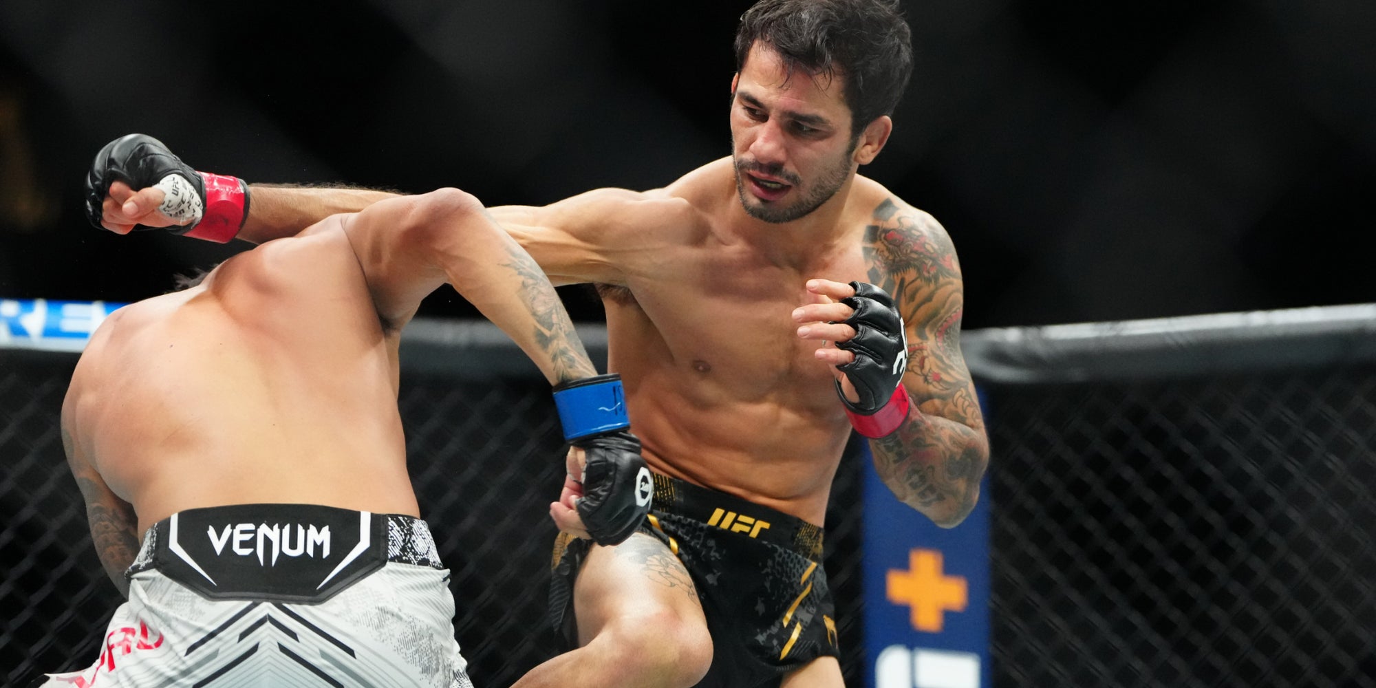 Alexandre Pantoja (gants rouges) lors de son combat face à Brandon Royval, le 16 décembre 2023 à la T-Mobile Arena (Las Vegas).